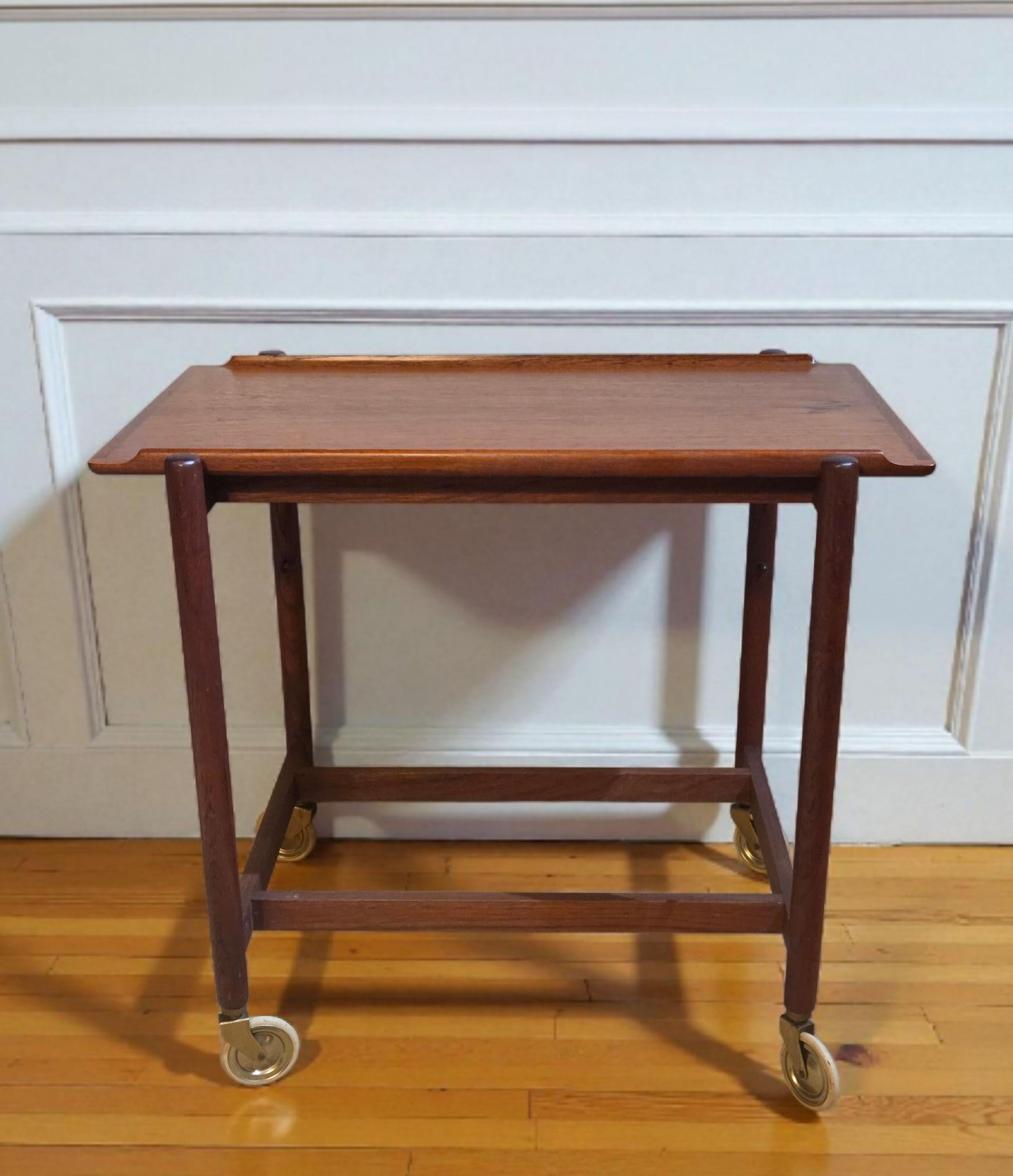 Scandinave moderne Poul Hundevad Chariot à roulettes réglable en teck à 3 étagères Danemark années 1960 en vente