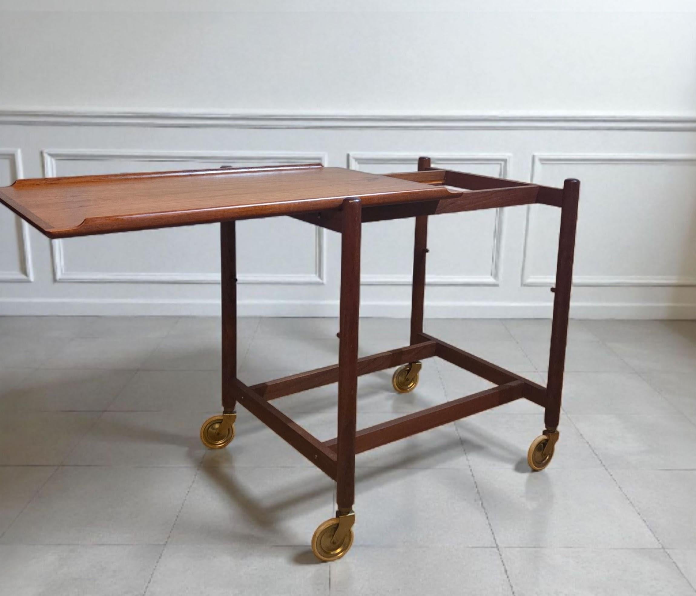 Poul Hundevad Chariot à roulettes réglable en teck à 3 étagères Danemark années 1960 Bon état - En vente à Camden, ME