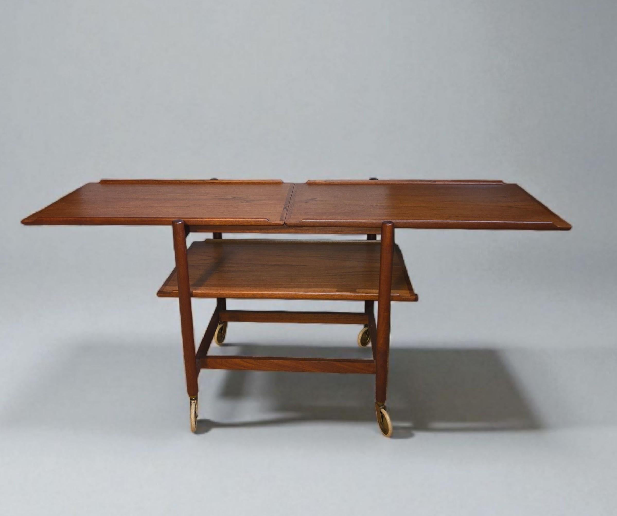 20ième siècle Poul Hundevad Chariot à roulettes réglable en teck à 3 étagères Danemark années 1960 en vente