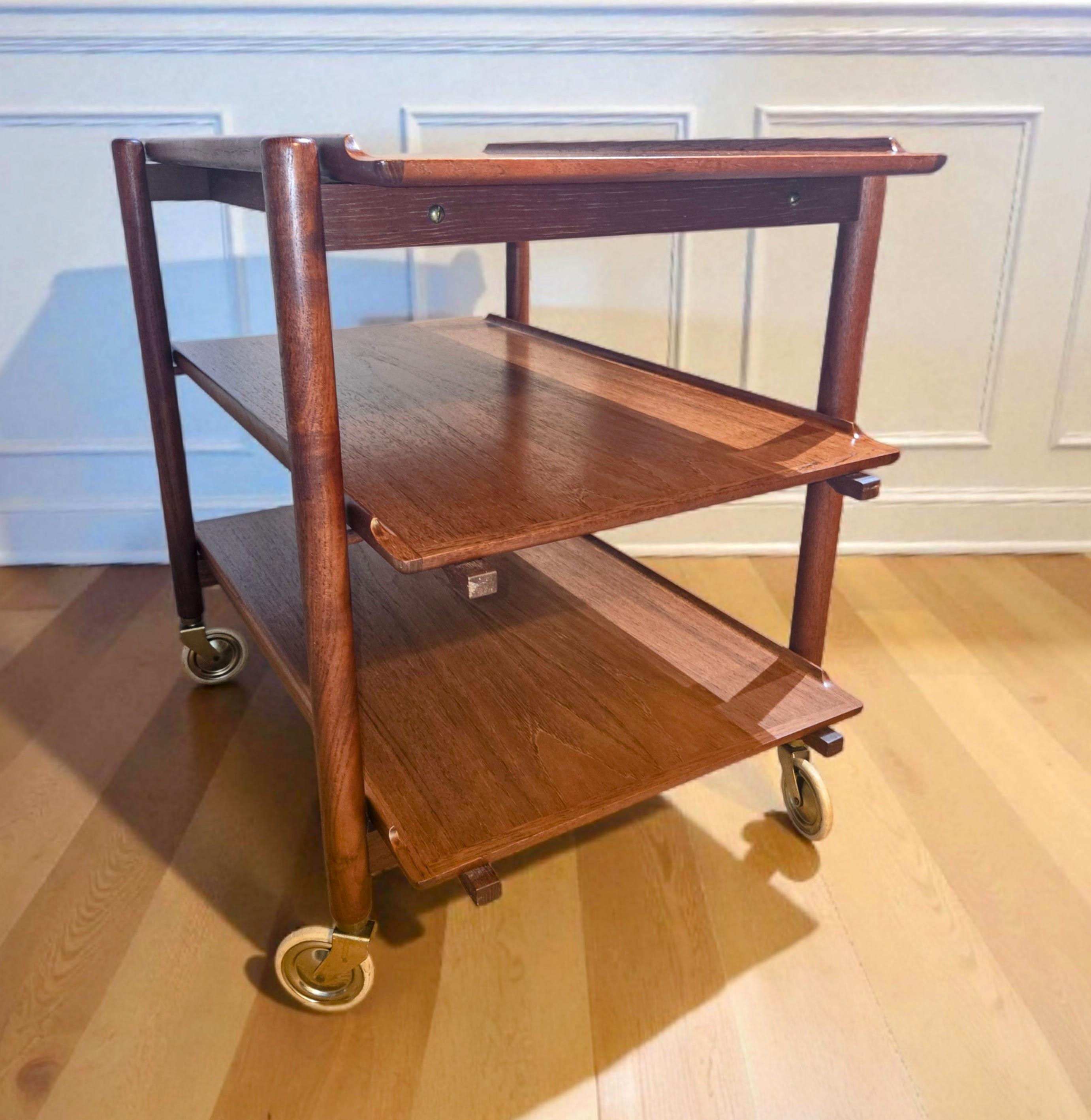 Poul Hundevad Chariot à roulettes réglable en teck à 3 étagères Danemark années 1960 en vente 1