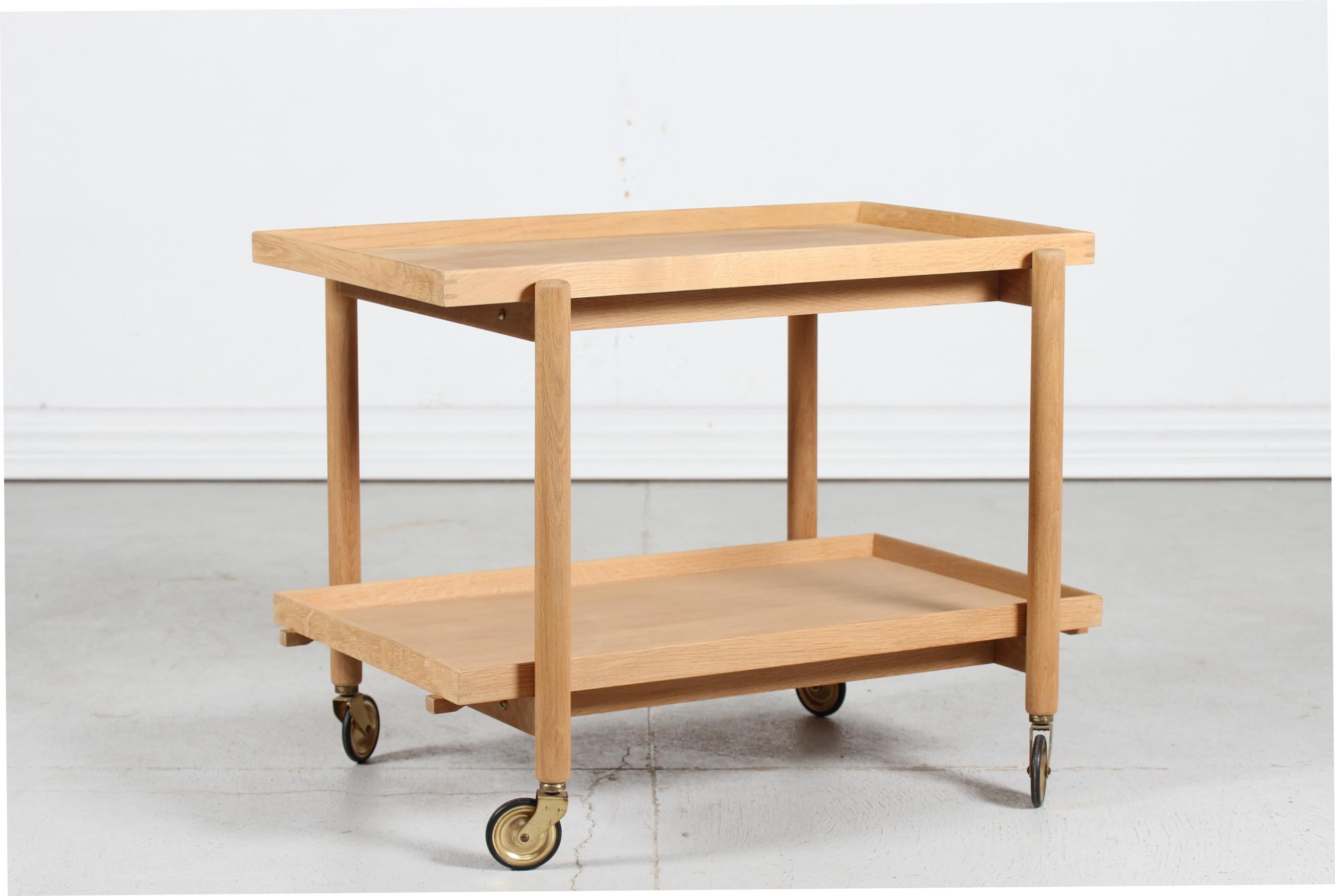 Poul Hunnevad expandable bar trolley/serving cart trolley with two trays from the 1970´s
It's made of oak, solid and veneer, with soap treatment on four metal wheels with grey rubber.
The two trays can be put in line to make an extended table