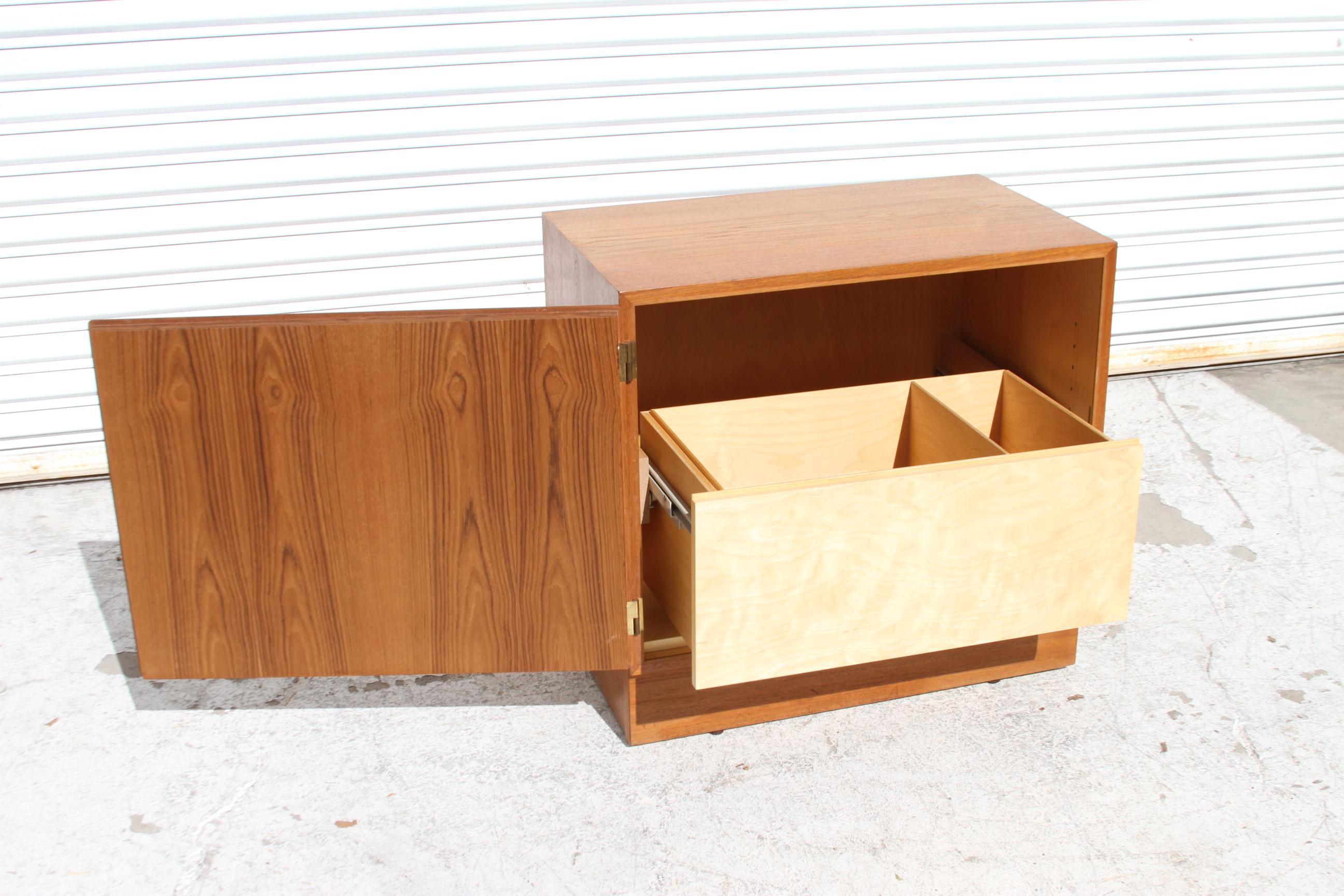 Mid-Century moderno Armadio in teak con cassetto portadocumenti in stile Poul Hundevard in vendita