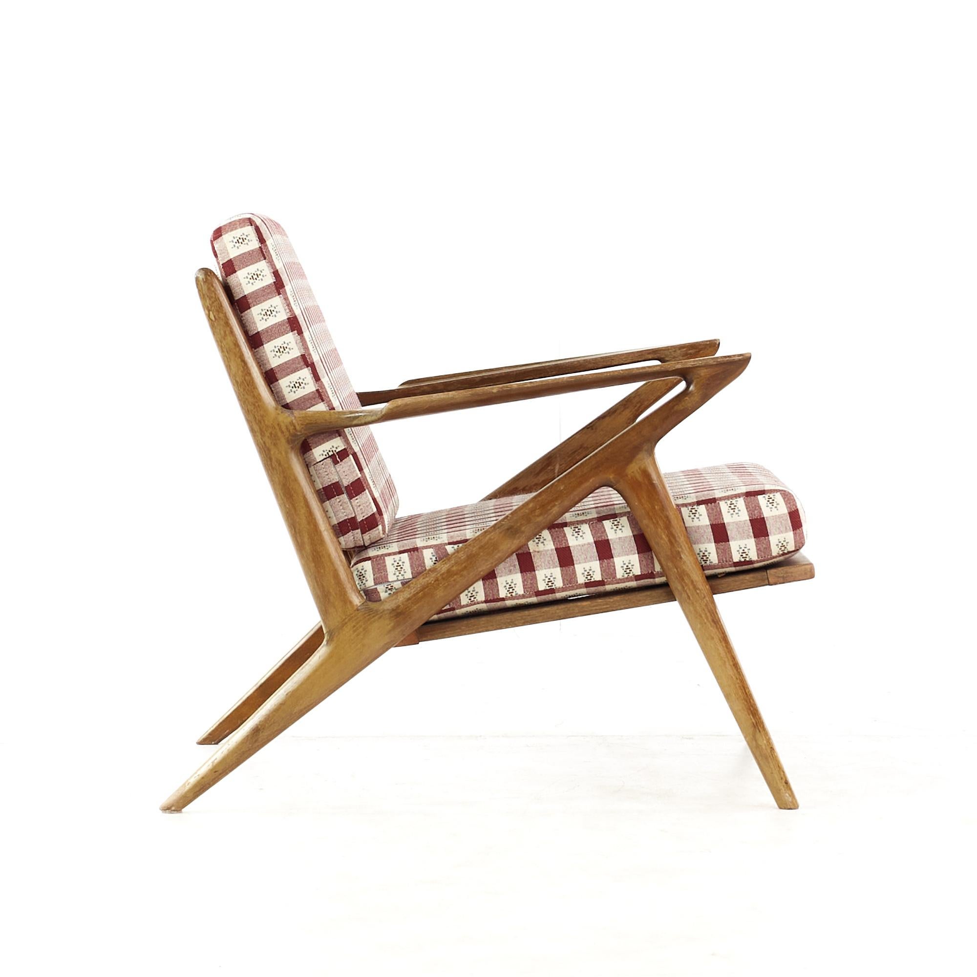Poul Jensen for Selig Mid-Century Walnut Z Lounge Chair In Good Condition For Sale In Countryside, IL