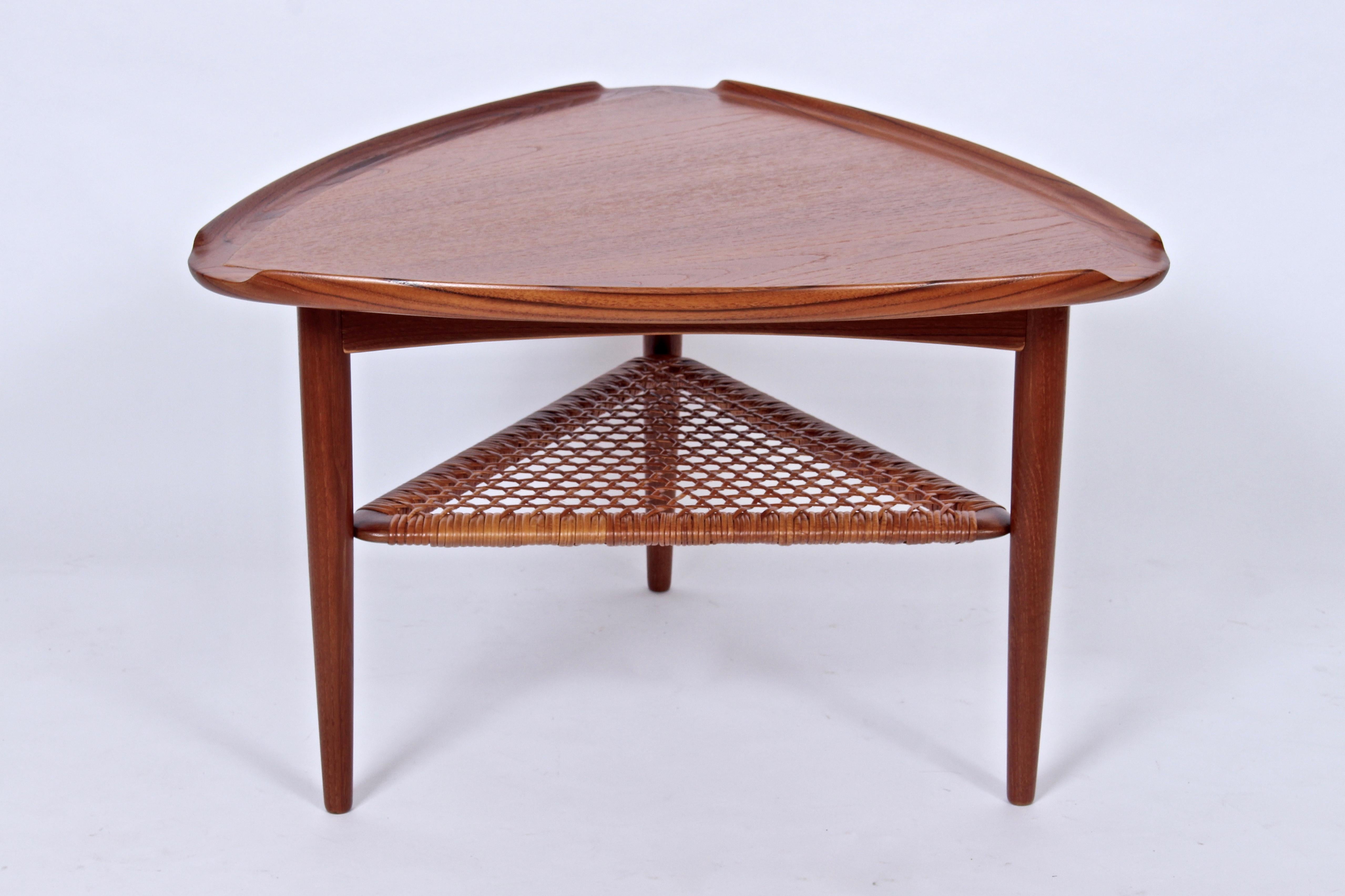 Mid-Century Modern Table tripode en teck avec étagère en rotin tressé Poul Jensen pour Selig, années 1960 en vente