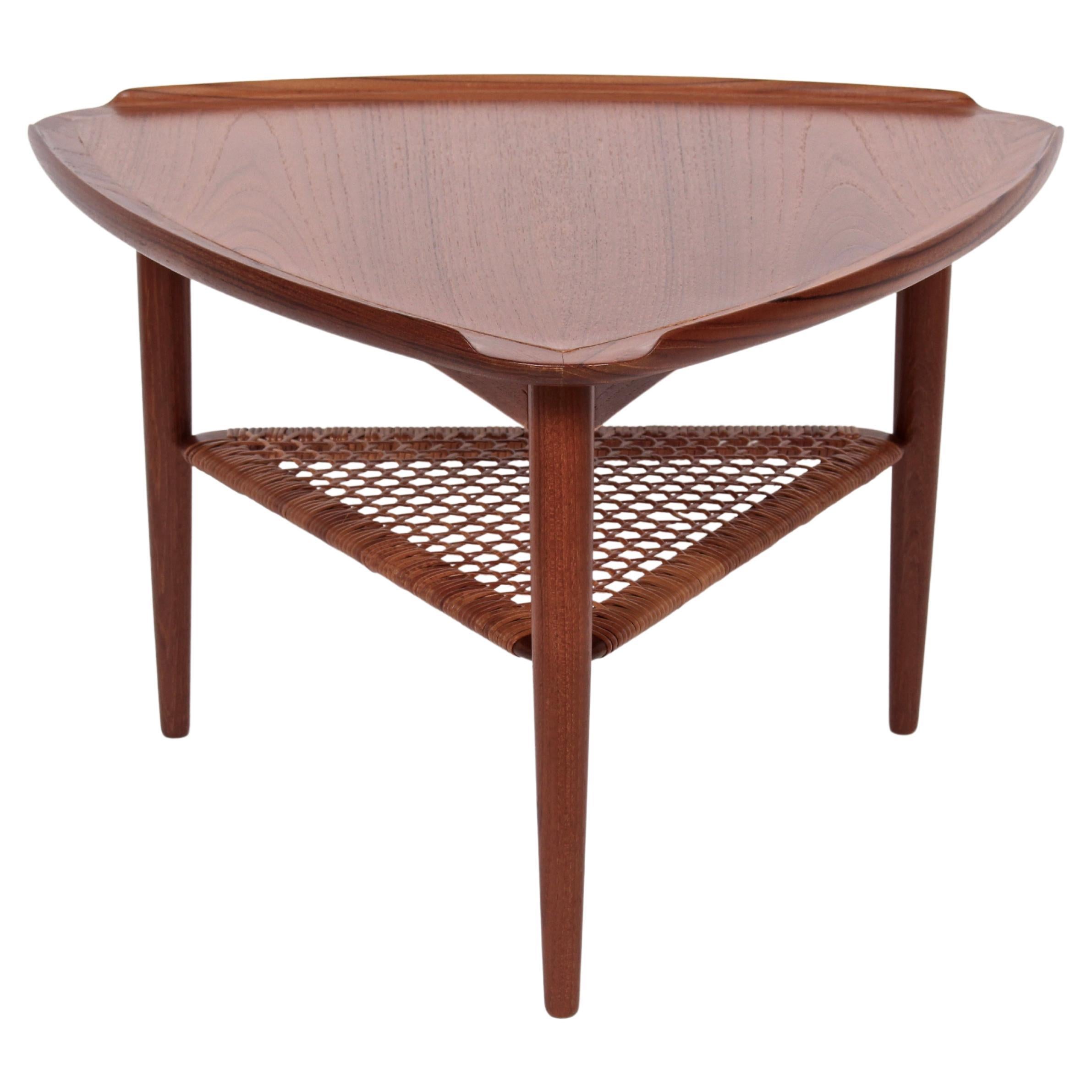 Table tripode en teck avec étagère en rotin tressé Poul Jensen pour Selig, années 1960 en vente