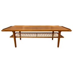 Poul Jensen für Selig Teak & Rattan Zweistöckiger dänischer moderner Couchtisch:: 1960er