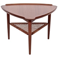 Poul Jensen pour Selig Table tripode en noyer et rotin tressé:: années 1960