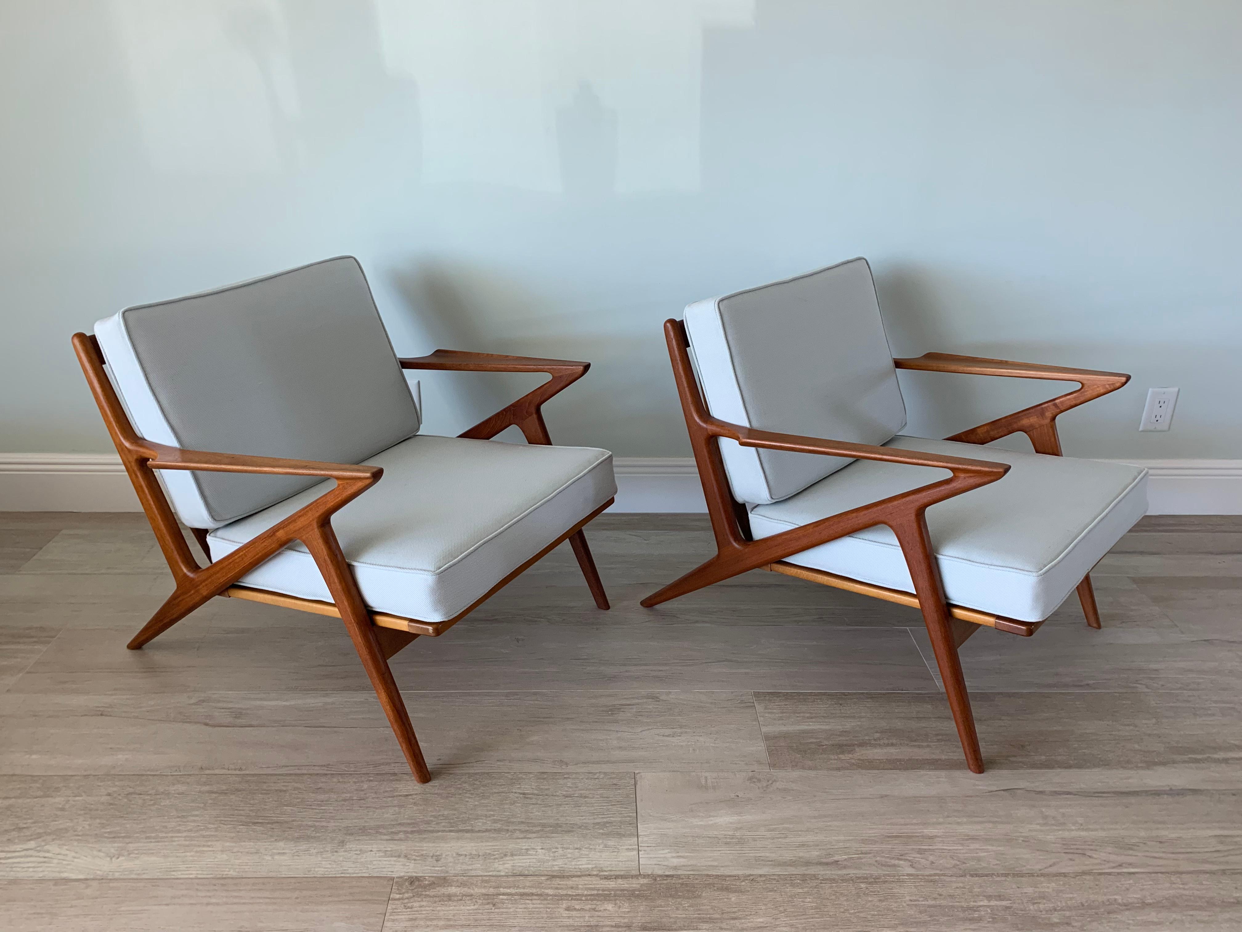 Pair of Z lounge chairs by Poul Jensen for Selig of Denmark.
Solid teak wood.
Both chairs show the Selig label.
Reupholstered with Maharam fabric.
The wood structure is in full original condition.