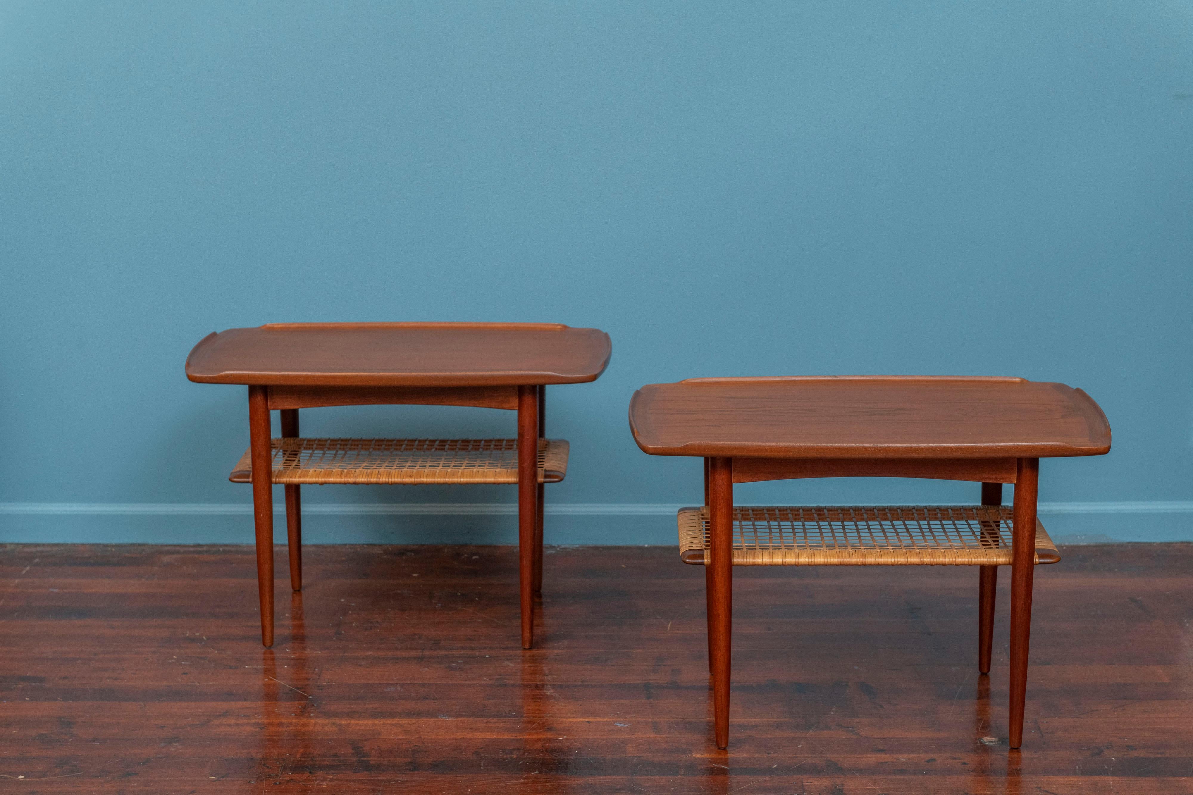 Poul Jensen conçoit des tables d'appoint pour Selig, Danemark. Construction et matériaux de haute qualité avec un souci du détail. Chants sculptés en teck massif avec étagères cannelées en dessous, pour un design léger et aéré. Tout juste remis à
