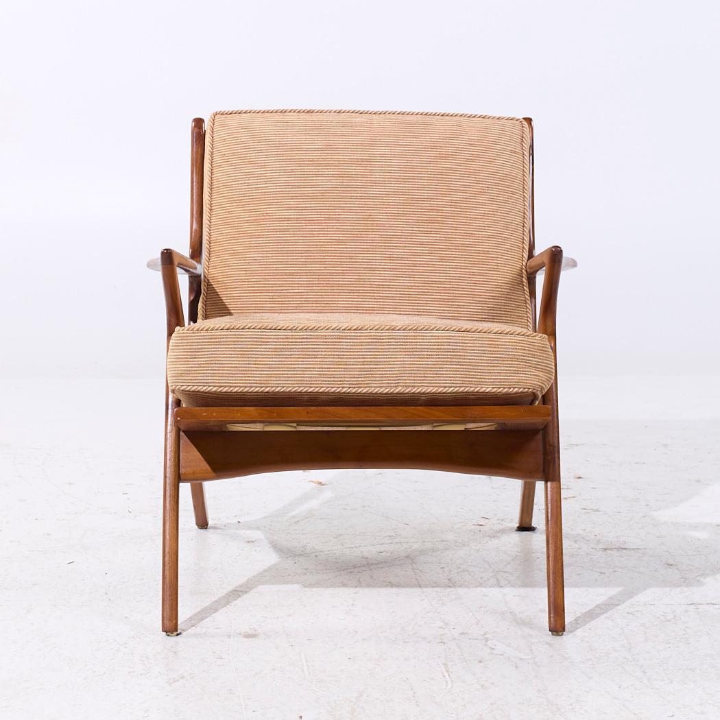 Chaise longue Z en noyer de style Jensen, milieu de siècle

Cette chaise mesure : 27,25 de large x 31,5 de profond x 29 de haut, avec une hauteur d'assise de 17,5 et une hauteur d'accoudoir de 22 pouces.

Tous les meubles peuvent être achetés dans