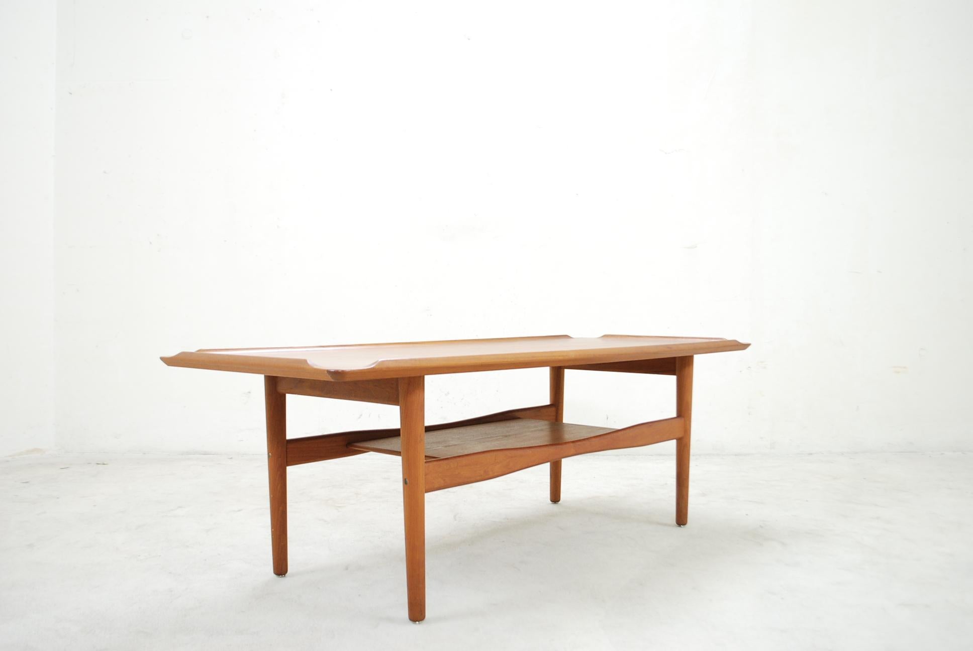 Cette table basse en teck a été conçue par Poul Jensen pour Selig dans les années 1960 au Danemark.
Un complément idéal pour le salon moderne scandinave.
 