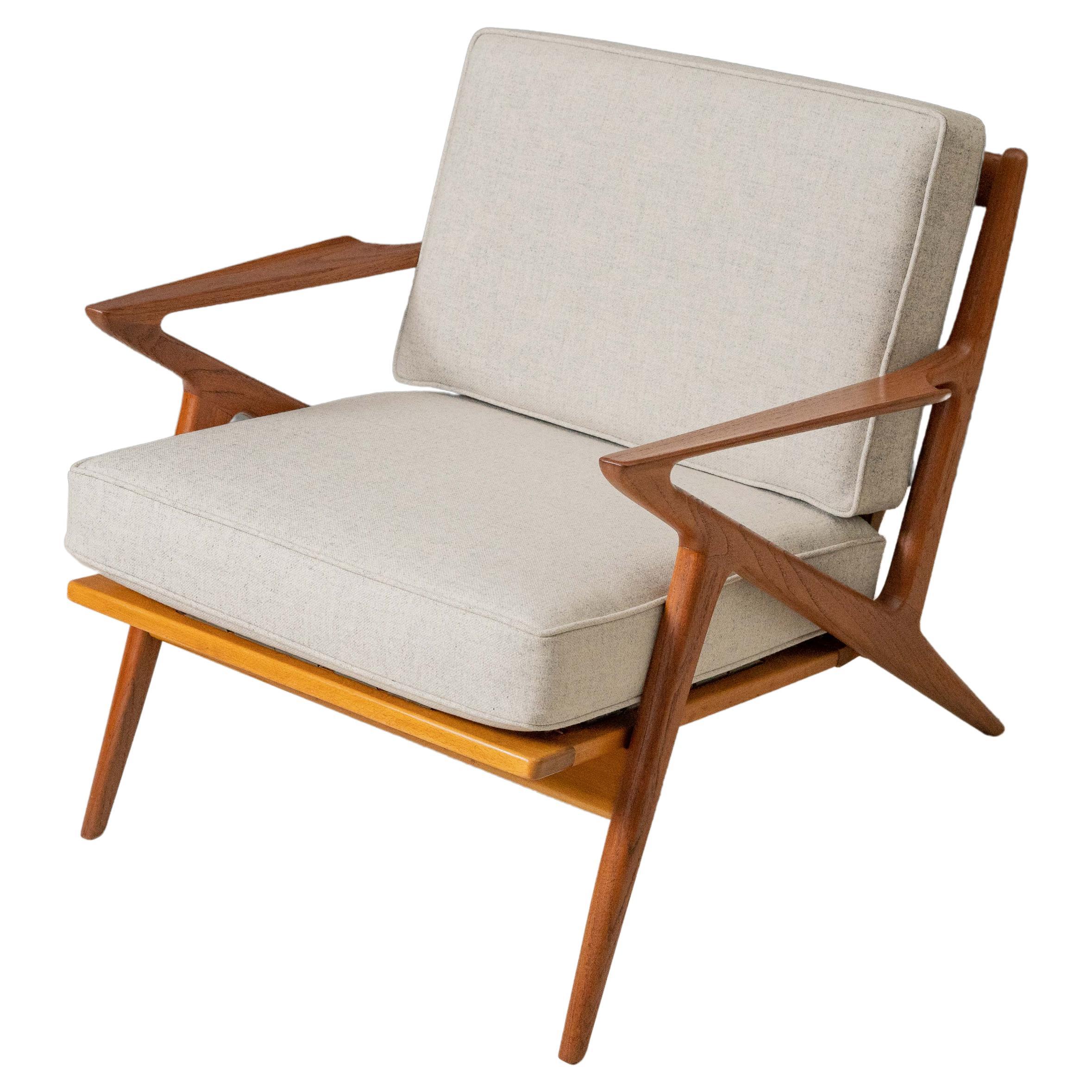 Dänemark, ca. 1950er Jahre. Ein auffälliger Z Chair mit offenem Rahmen von Poul Jensen für Selig. Bei diesem Exemplar ist das Gestell aus massivem Teakholz mit kantigen, ausgestellten Armen und geometrischen Beinen seltener zu finden. Das dynamische
