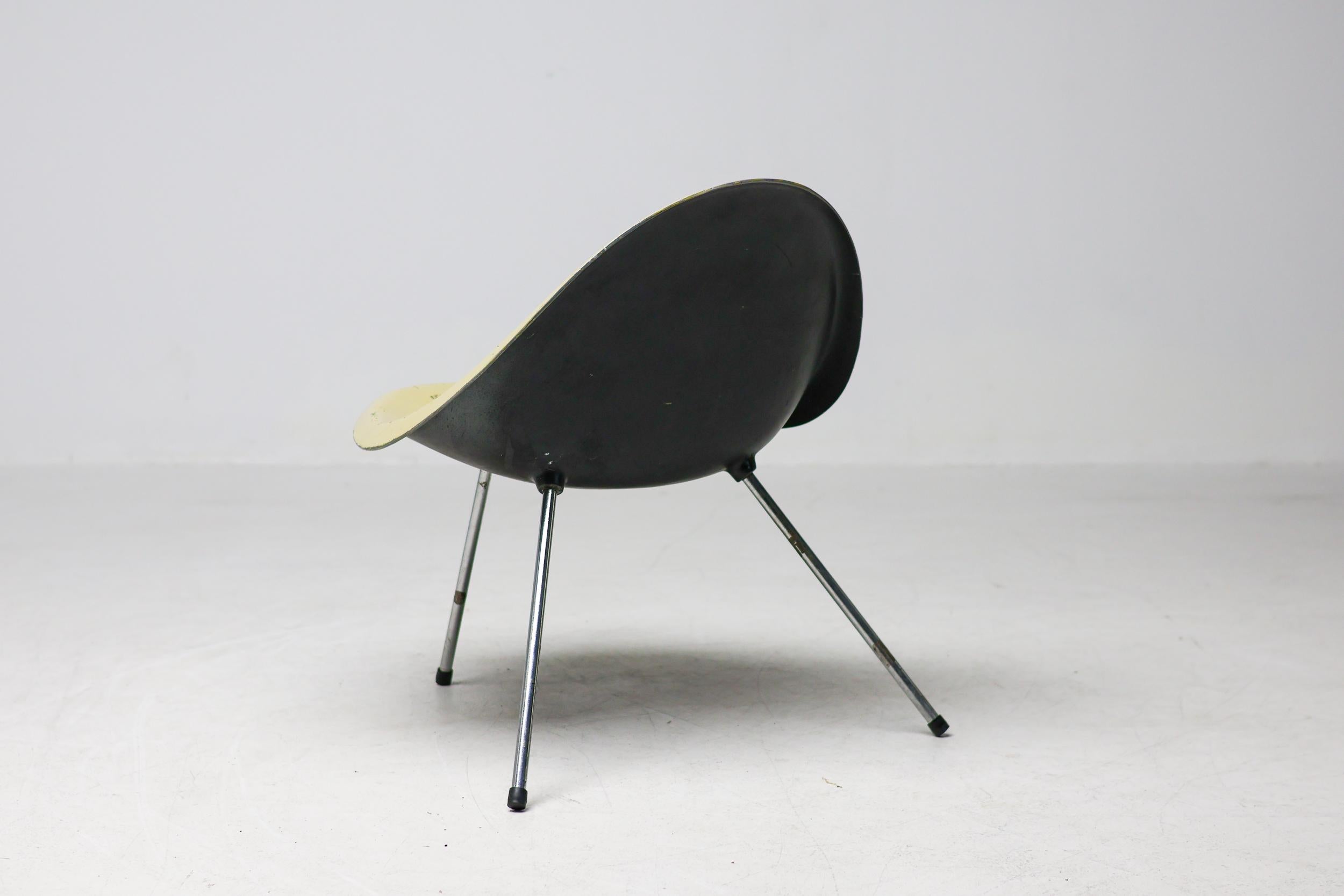 Sehr wichtiger Stuhl aus geformtem Aluminium, entworfen 1953 von Poul Kjaerholm.
Dieser Stuhl war im Besitz der Schwester von Poul Kjaerholm. Der Stuhl ist im Catalogue Raisonné von Michael Sheridan auf Seite 64 abgebildet. Es wurden weniger als 10