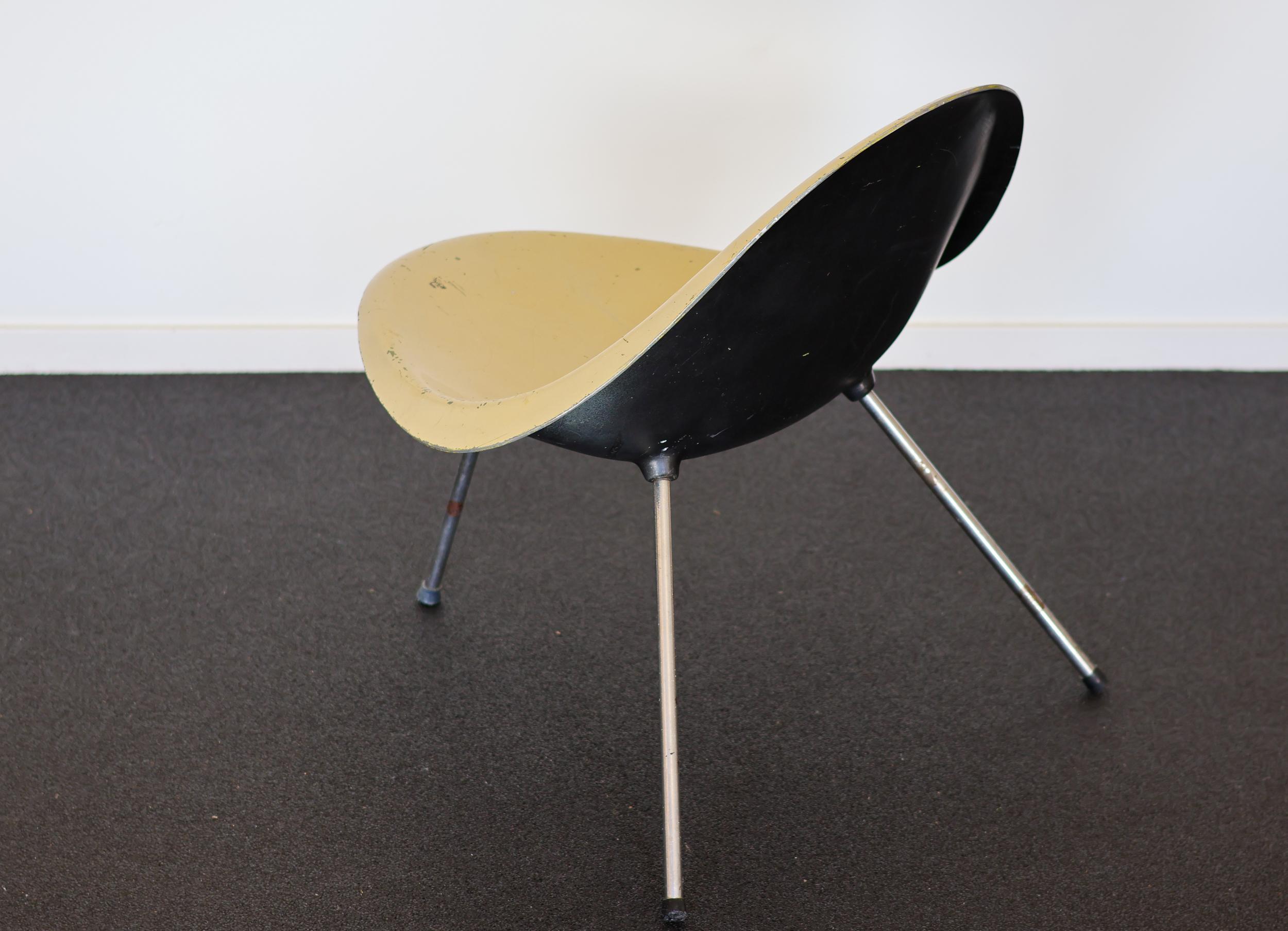 Sehr wichtiger Stuhl aus geformtem Aluminium, entworfen 1953 von Poul Kjaerholm.
Dieser Stuhl war im Besitz der Schwester von Poul Kjaerholm. Der Stuhl ist im Catalogue Raisonné von Michael Sheridan auf Seite 64 abgebildet. Es wurden weniger als 10