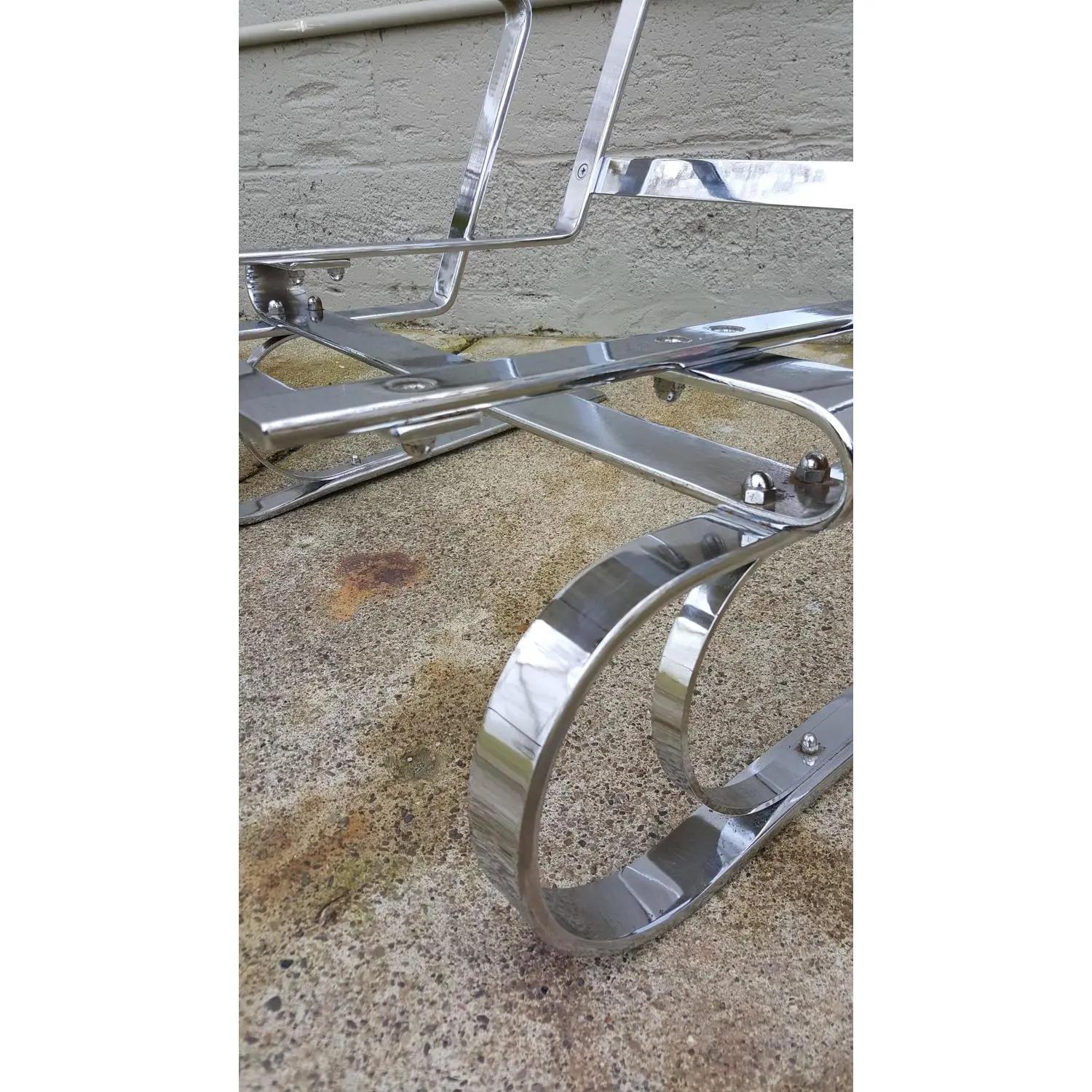 Mid-Century moderno Sedie da salotto in acciaio cromato a barra piatta attribuite a Poul Kjaerholm - Una coppia in vendita