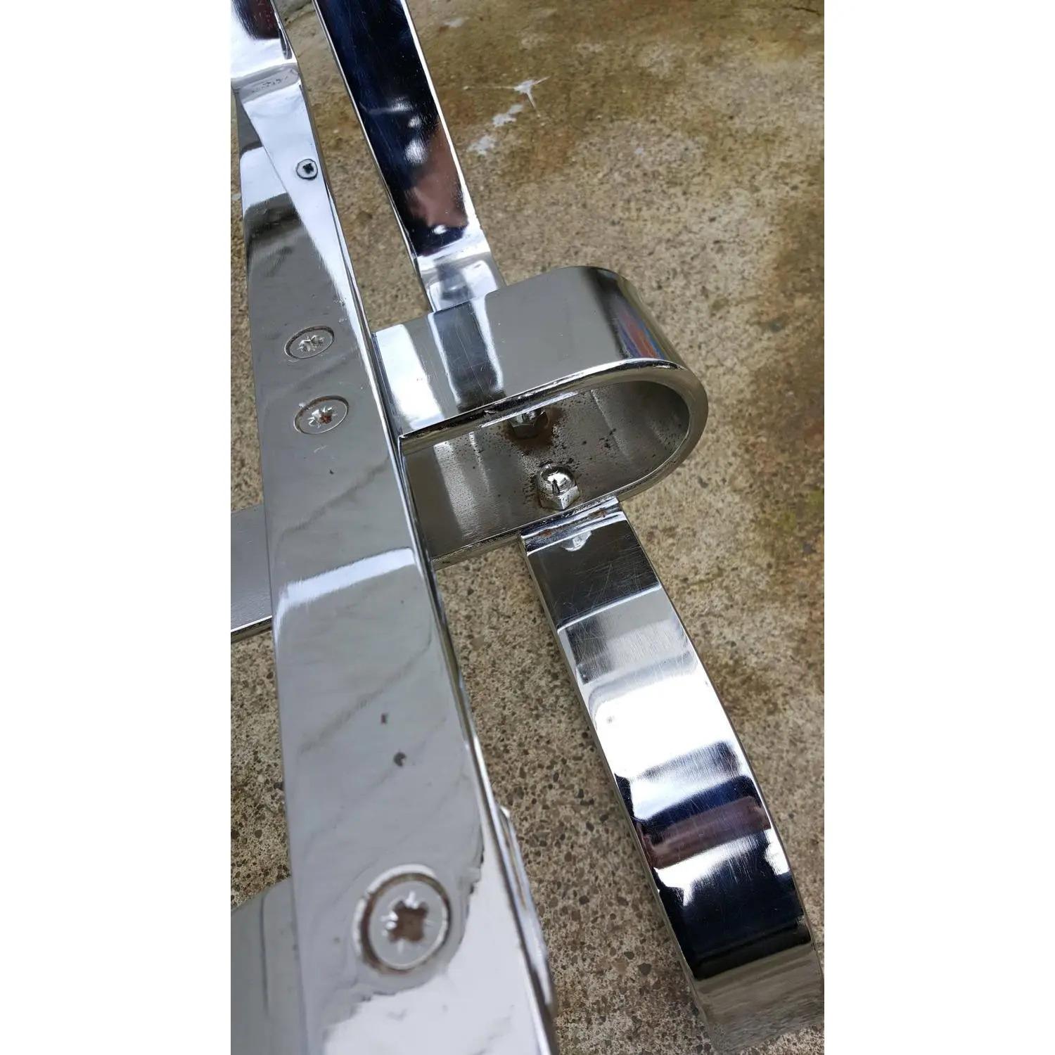 Sedie da salotto in acciaio cromato a barra piatta attribuite a Poul Kjaerholm - Una coppia In condizioni buone in vendita a Fulton, CA