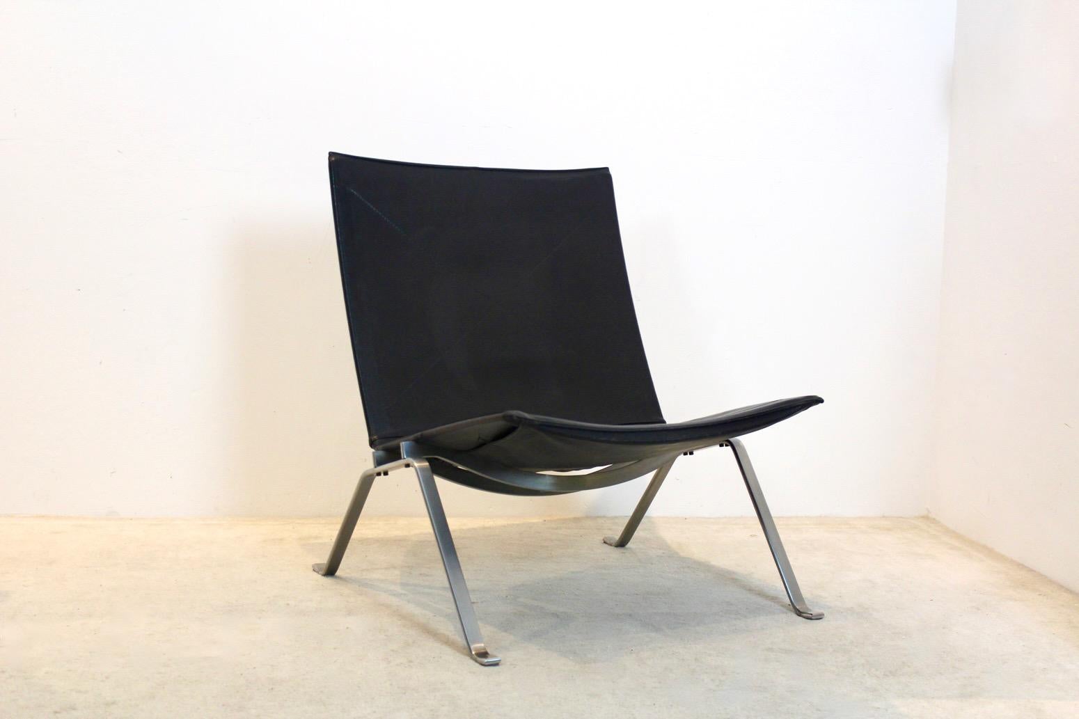 A very nice original PK 22 chair designed by Poul Kjærholm for Fritz Hansen, Denmark 1993. The solid brushed steel frame is stamped with the Fritz Hansen logo underneath the seat. In very good condition with normal wear due to age and use. Very nice