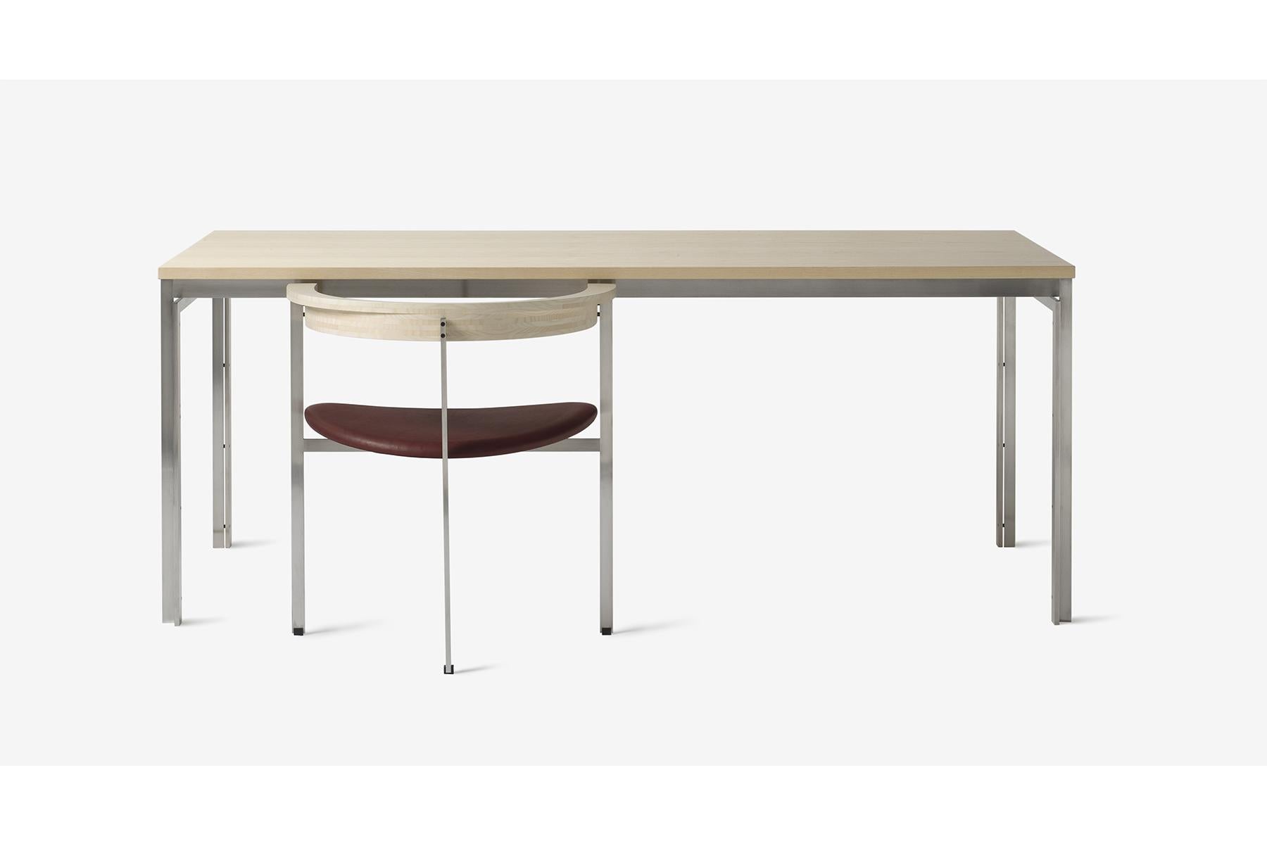 PK11 est une chaise complexe et belle portée par une structure à trois pieds en acier inoxydable satiné et brossé. La chaise a été conçue par Poul Kjærholm en 1957 pour accompagner la table de travail PK51 conçue la même année. Ensemble, les deux