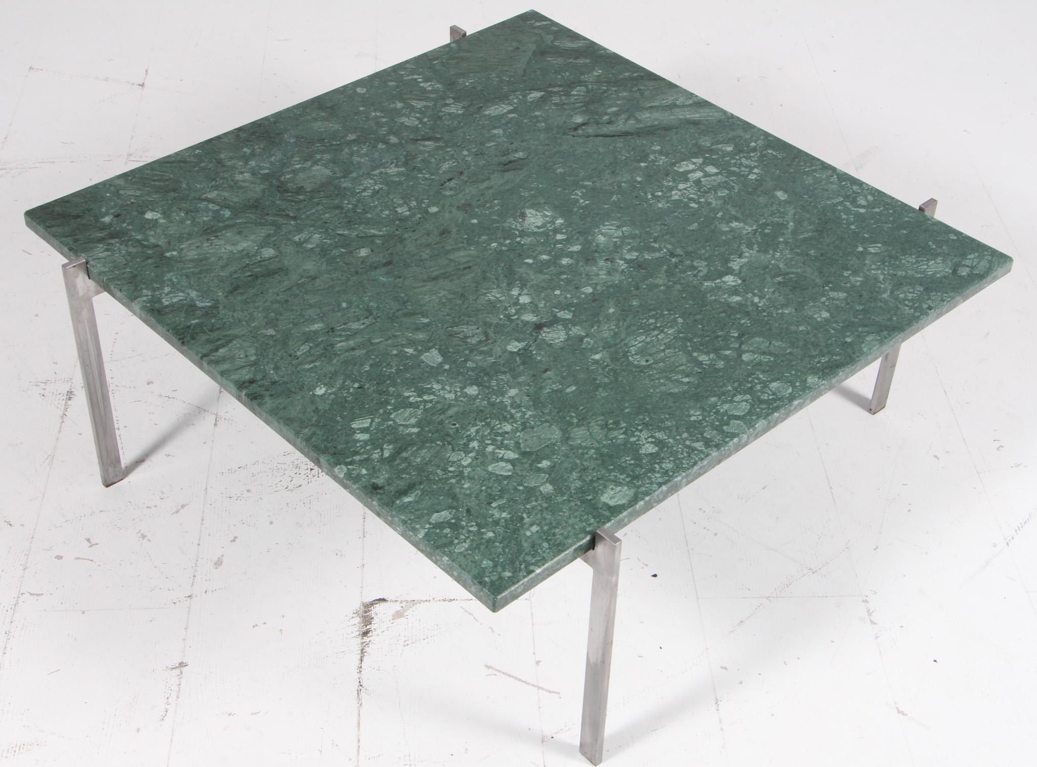 Mesa de centro Poul Kjærholm con estructura de acero inoxidable. Nueva encimera de mármol verde Guatamala Verde.

Modelo PK61, estampado por Fritz Hansen.