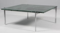 Tavolino Poul Kjærholm in acciaio e marmo verde. Fritz Hansen