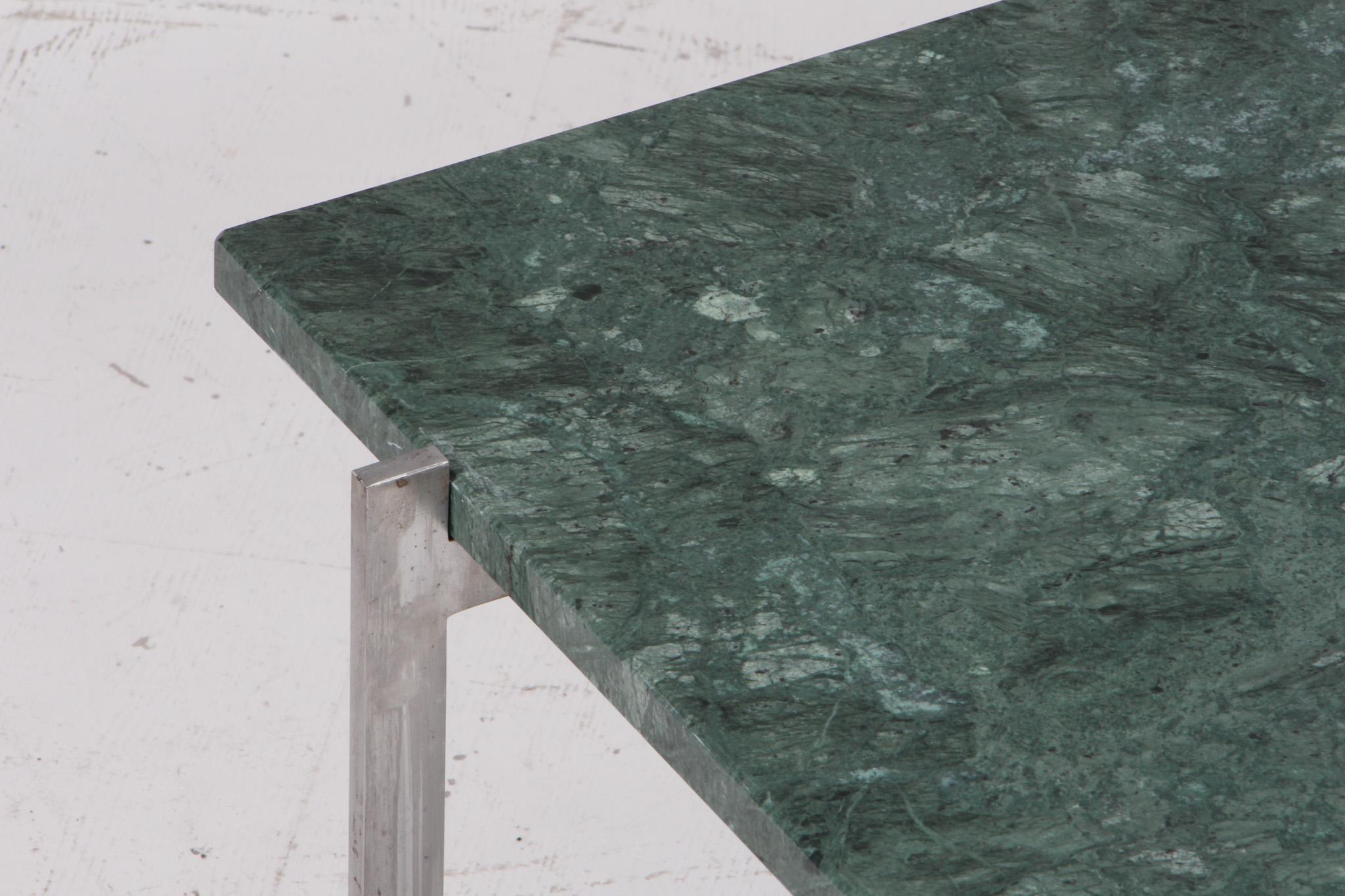 Mesa de centro Poul Kjærholm de acero y mármol verde. Fritz Hansen Escandinavo moderno en venta