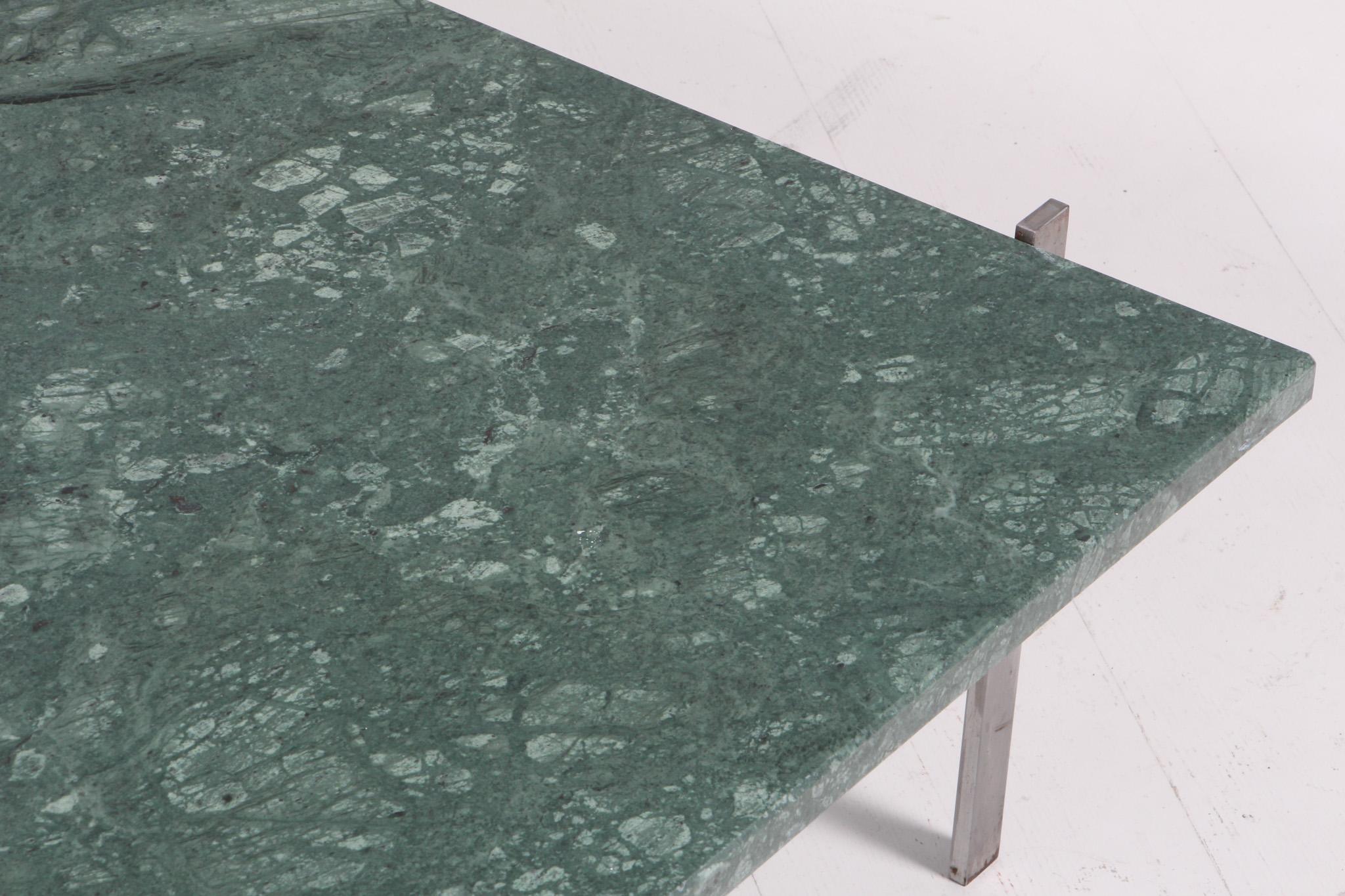 Mesa de centro Poul Kjærholm de acero y mármol verde. Fritz Hansen Danés en venta