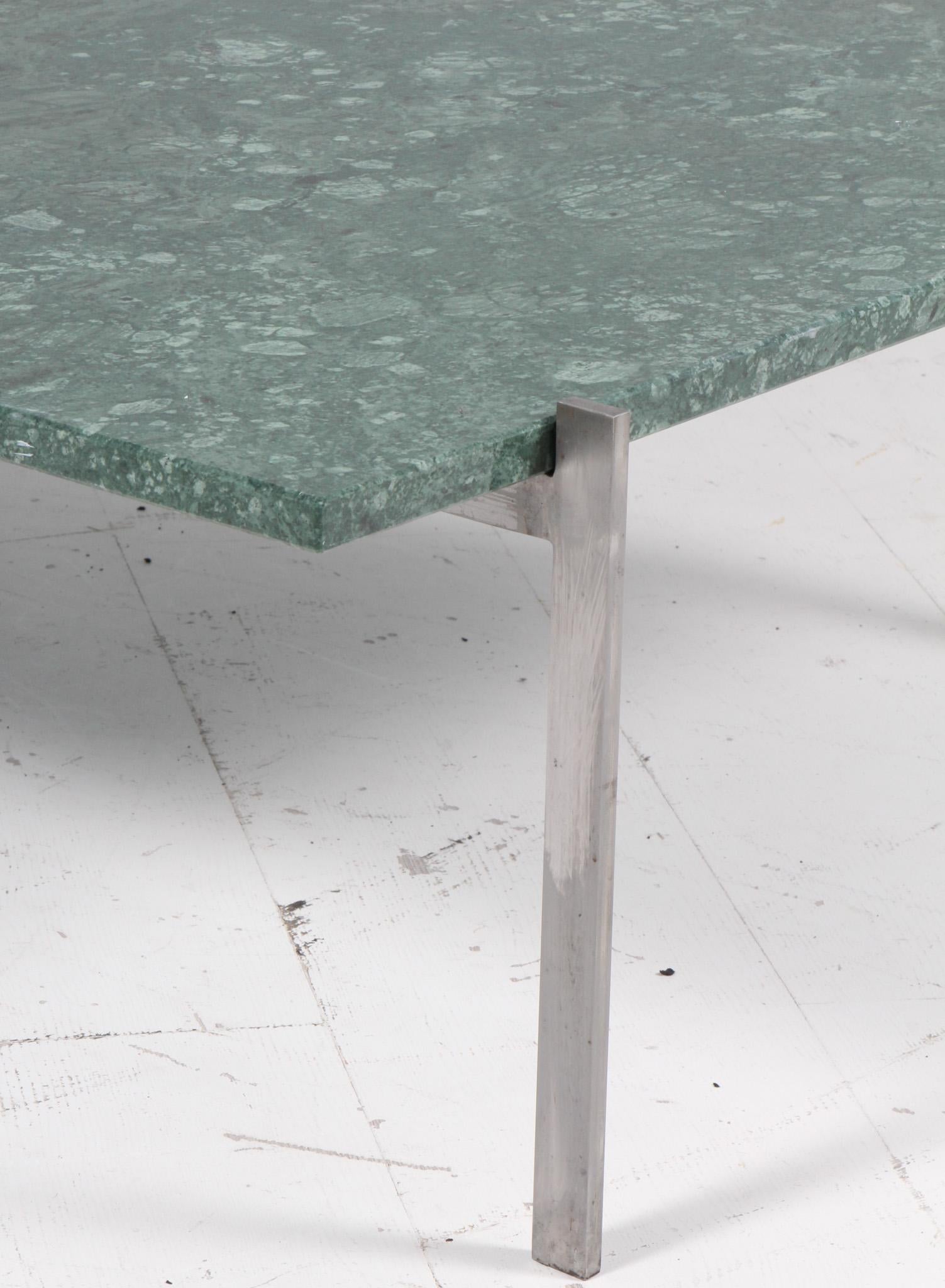 Mesa de centro Poul Kjærholm de acero y mármol verde. Fritz Hansen en Bueno estado para la venta en Esbjerg, DK
