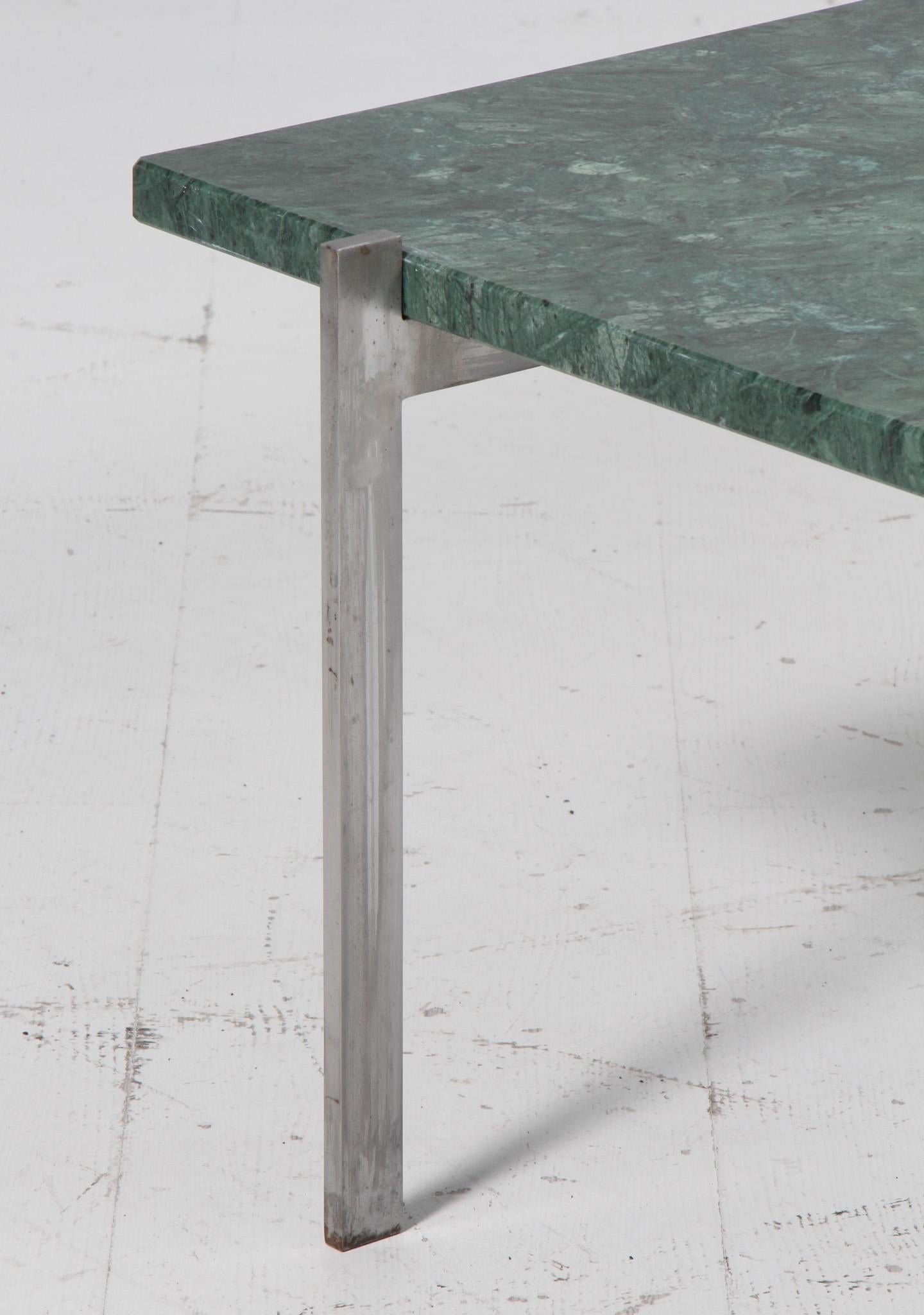 Mesa de centro Poul Kjærholm de acero y mármol verde. Fritz Hansen finales del siglo XX en venta