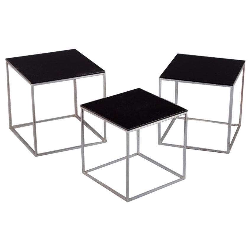 Poul Kjærholm, am designs danois de meubles. Ensemble de tables gigognes PK 71.