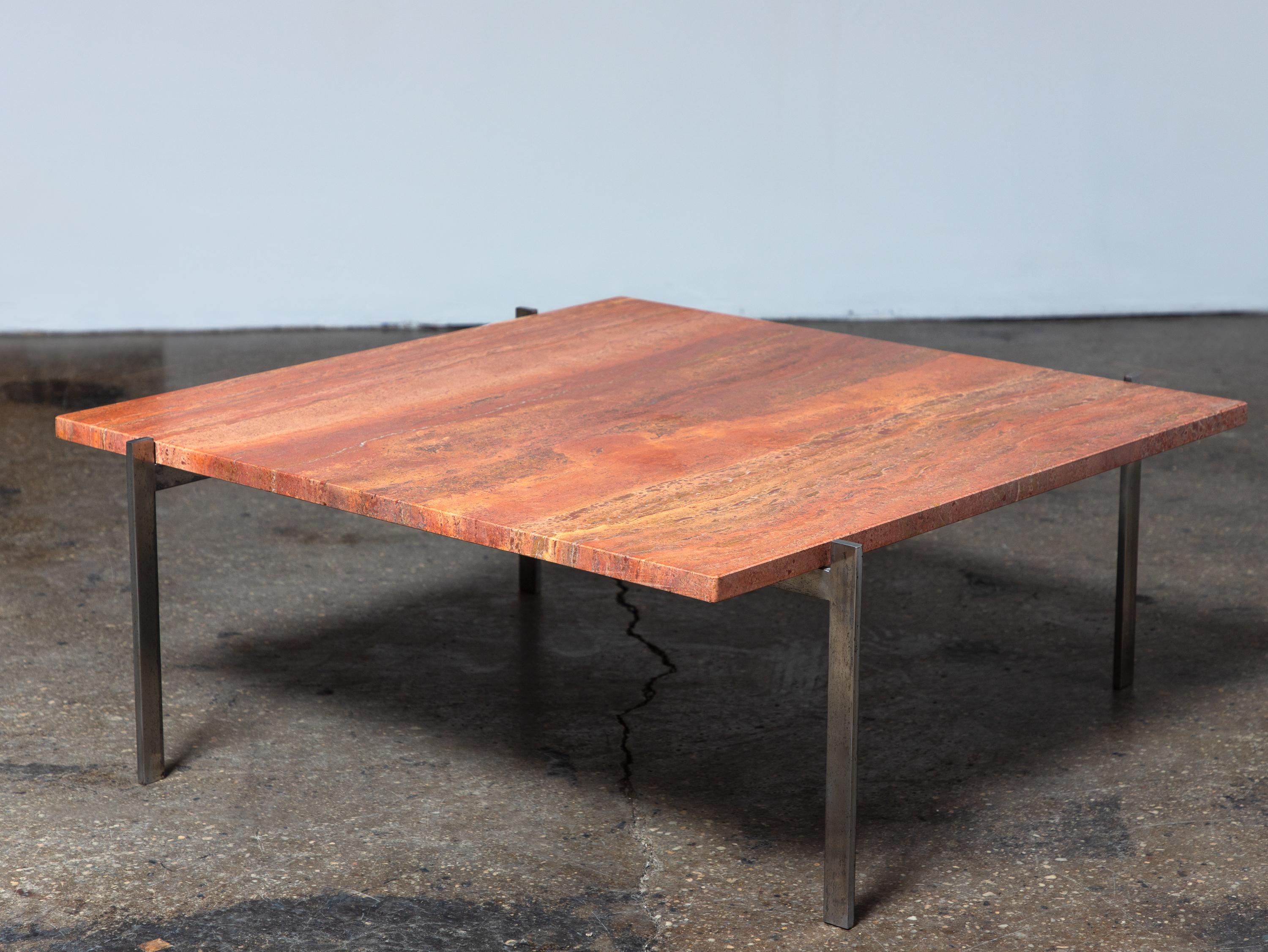Früher PK61 Tisch mit einer spektakulären roten Steinplatte, entworfen von Poul Kjaerholm für E. Kold Christensen. Das Design ist schlank und minimalistisch, mit Präzision und unter Verwendung luxuriöser, hochwertiger Materialien ausgeführt. Die