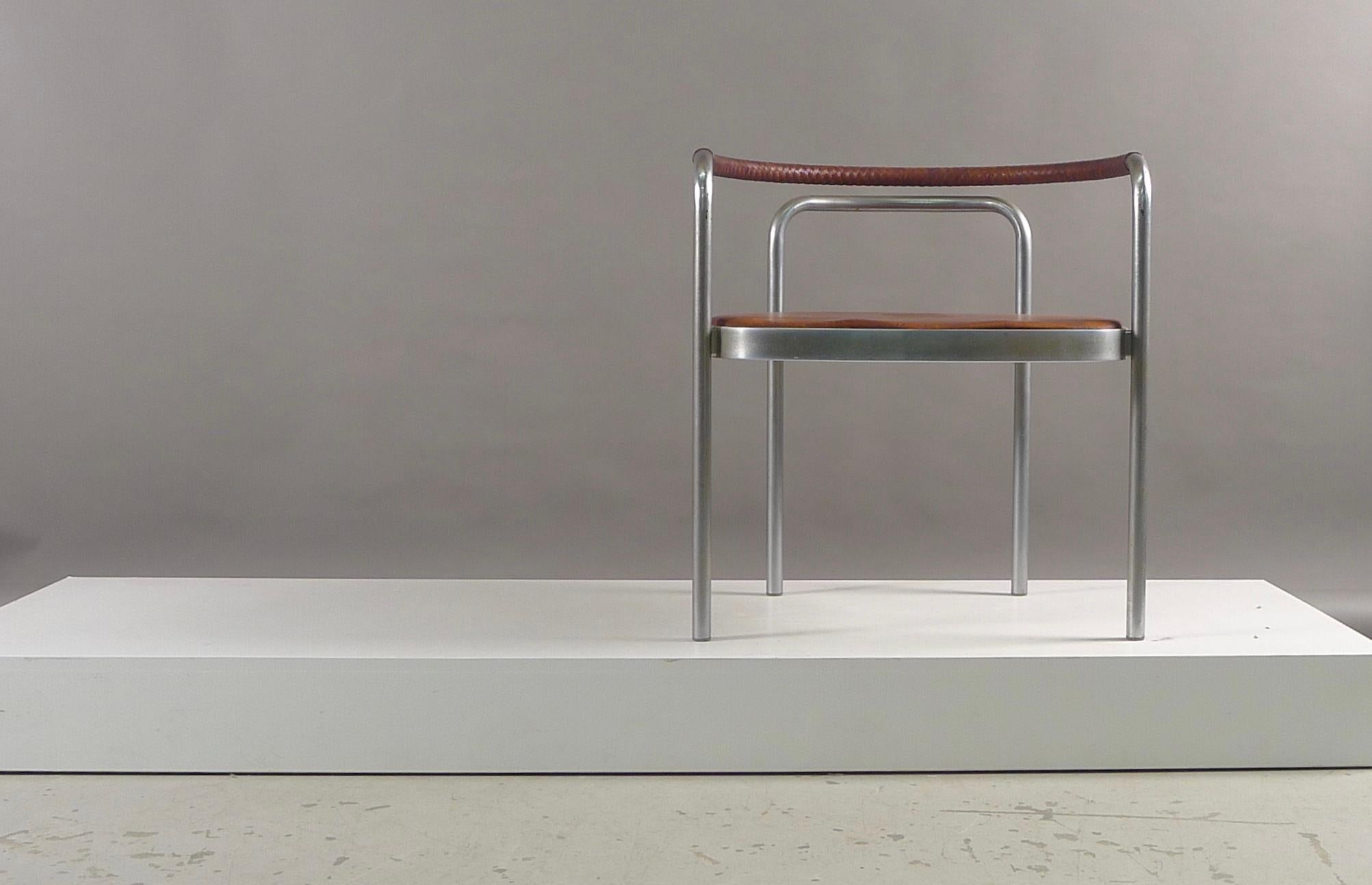 Poul Kjaerholm pour E Kold Christensen, Danemark, 1964. Fauteuil modèle PK-12 , structure en tube d'acier chromé mat et assise en cuir cognac d'origine , cuir tressé d'origine au dossier . Estampillé 