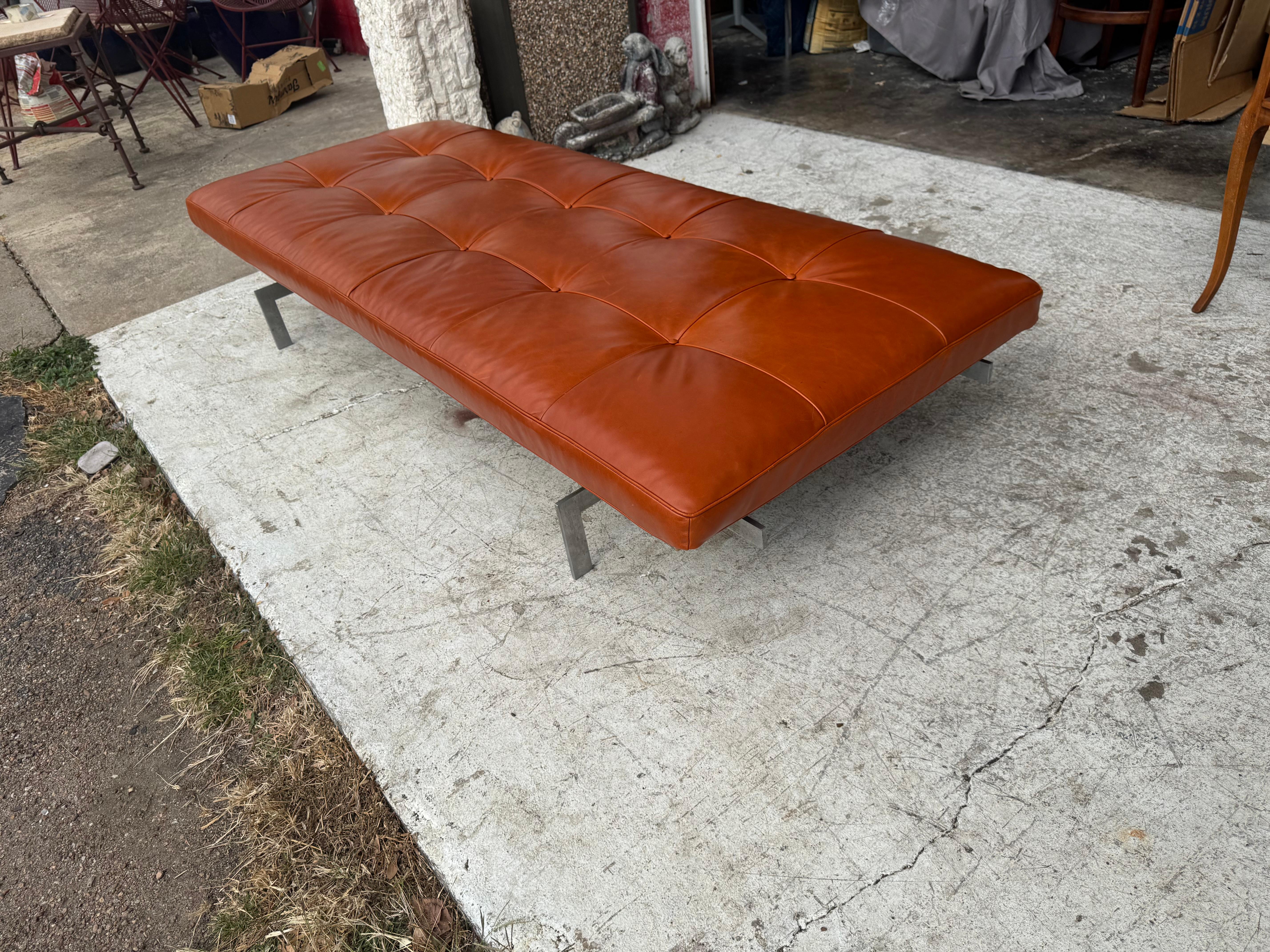 Mid-Century Modern Poul Kjaerholm pour Fritz Hansen PK 80 Lit de jour en cuir touffeté et acier à barreaux plats en vente