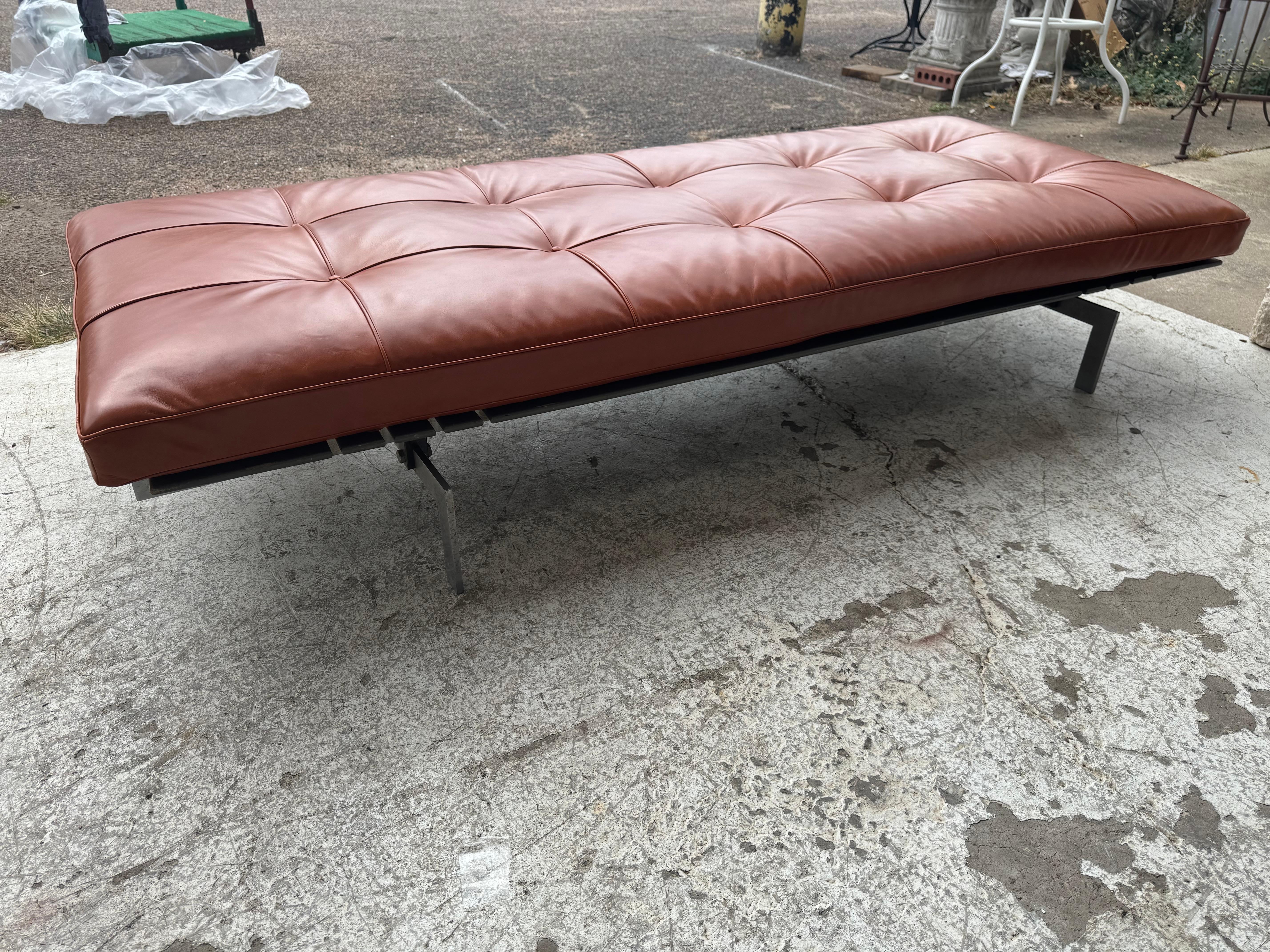 Poul Kjaerholm pour Fritz Hansen PK 80 Lit de jour en cuir touffeté et acier à barreaux plats Bon état - En vente à Pasadena, TX