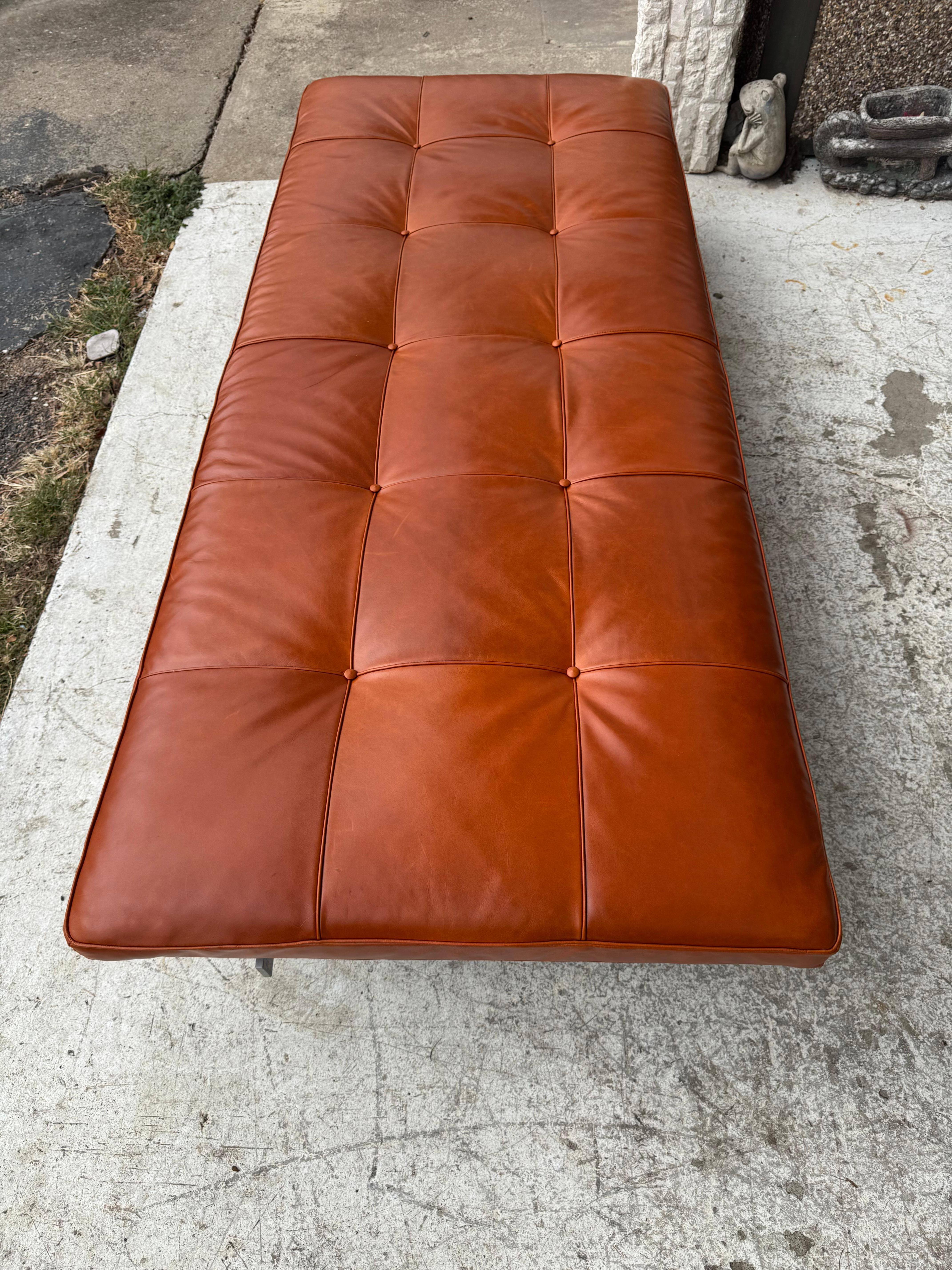 20ième siècle Poul Kjaerholm pour Fritz Hansen PK 80 Lit de jour en cuir touffeté et acier à barreaux plats en vente