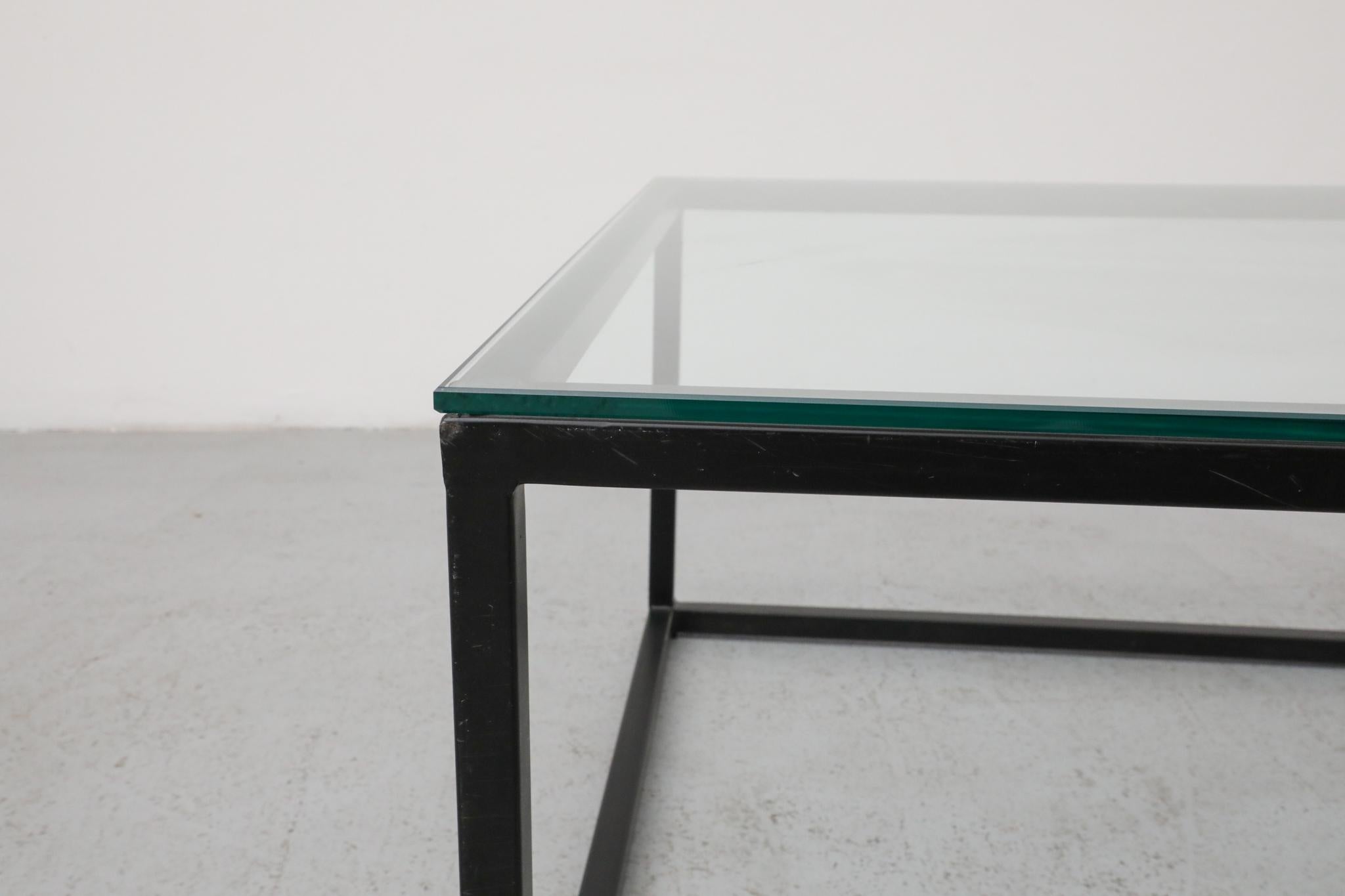 Table basse cubique en acier noir et verre inspirée de Poul Kjærholm, milieu du siècle dernier en vente 3
