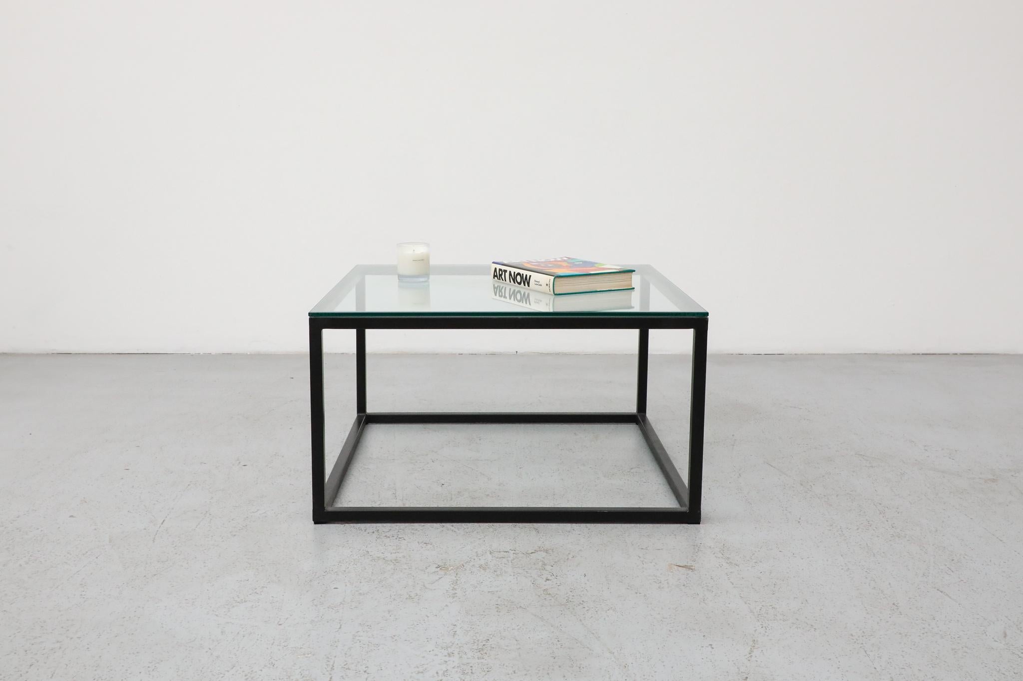 Une table basse du milieu du siècle exceptionnellement élégante et minimaliste, qui rappelle fortement l'esthétique raffinée du célèbre designer danois Poul Kjærholm. Cette pièce incarne une sensibilité géométrique et graphique frappante, reflétant