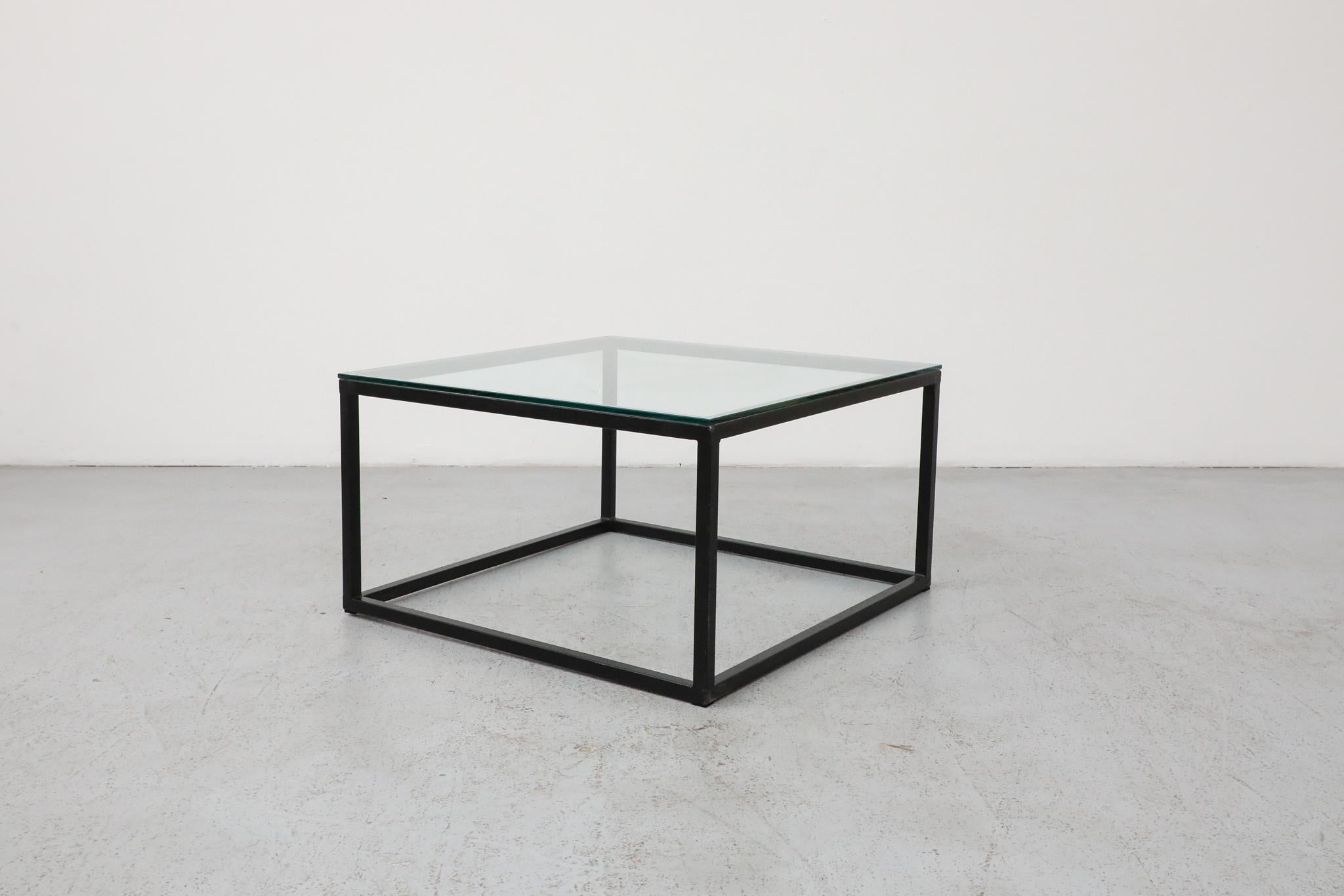 Danois Table basse cubique en acier noir et verre inspirée de Poul Kjærholm, milieu du siècle dernier en vente