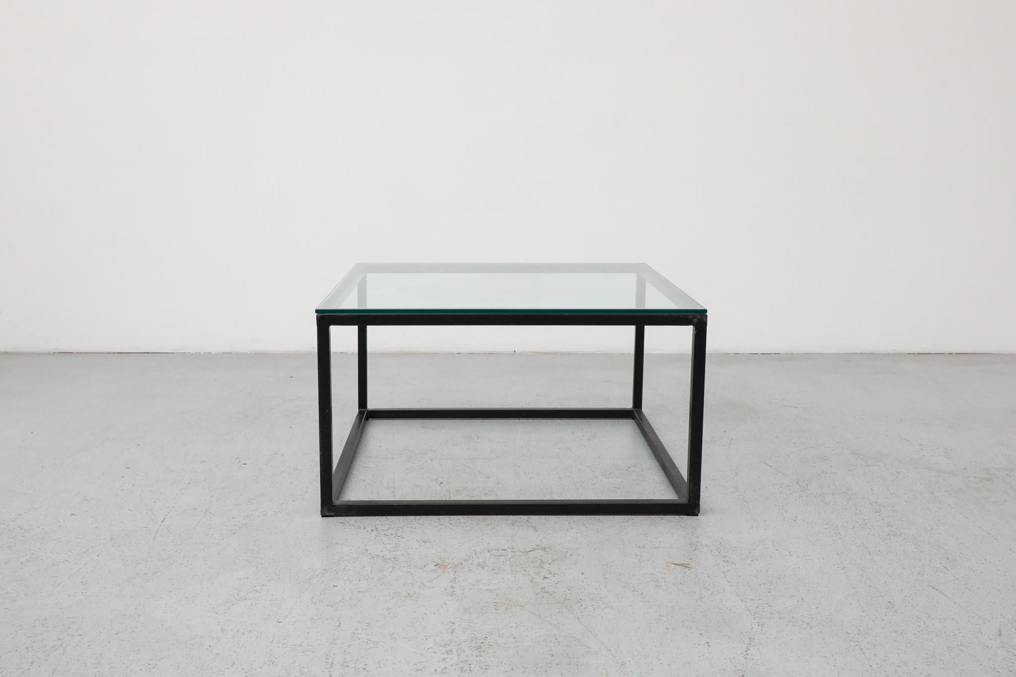 Émaillé Table basse cubique en acier noir et verre inspirée de Poul Kjærholm, milieu du siècle dernier en vente