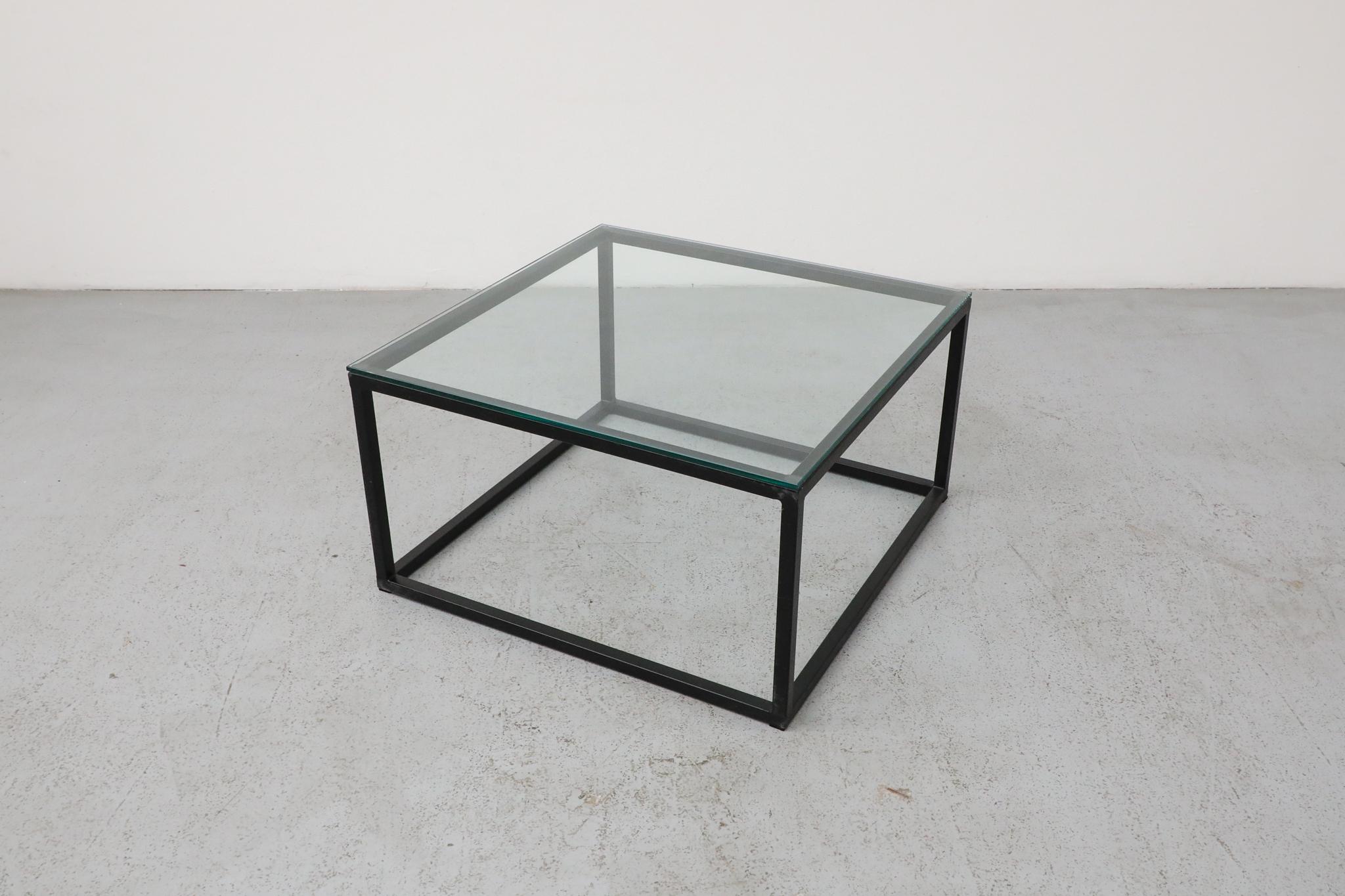 Verre Table basse cubique en acier noir et verre inspirée de Poul Kjærholm, milieu du siècle dernier en vente