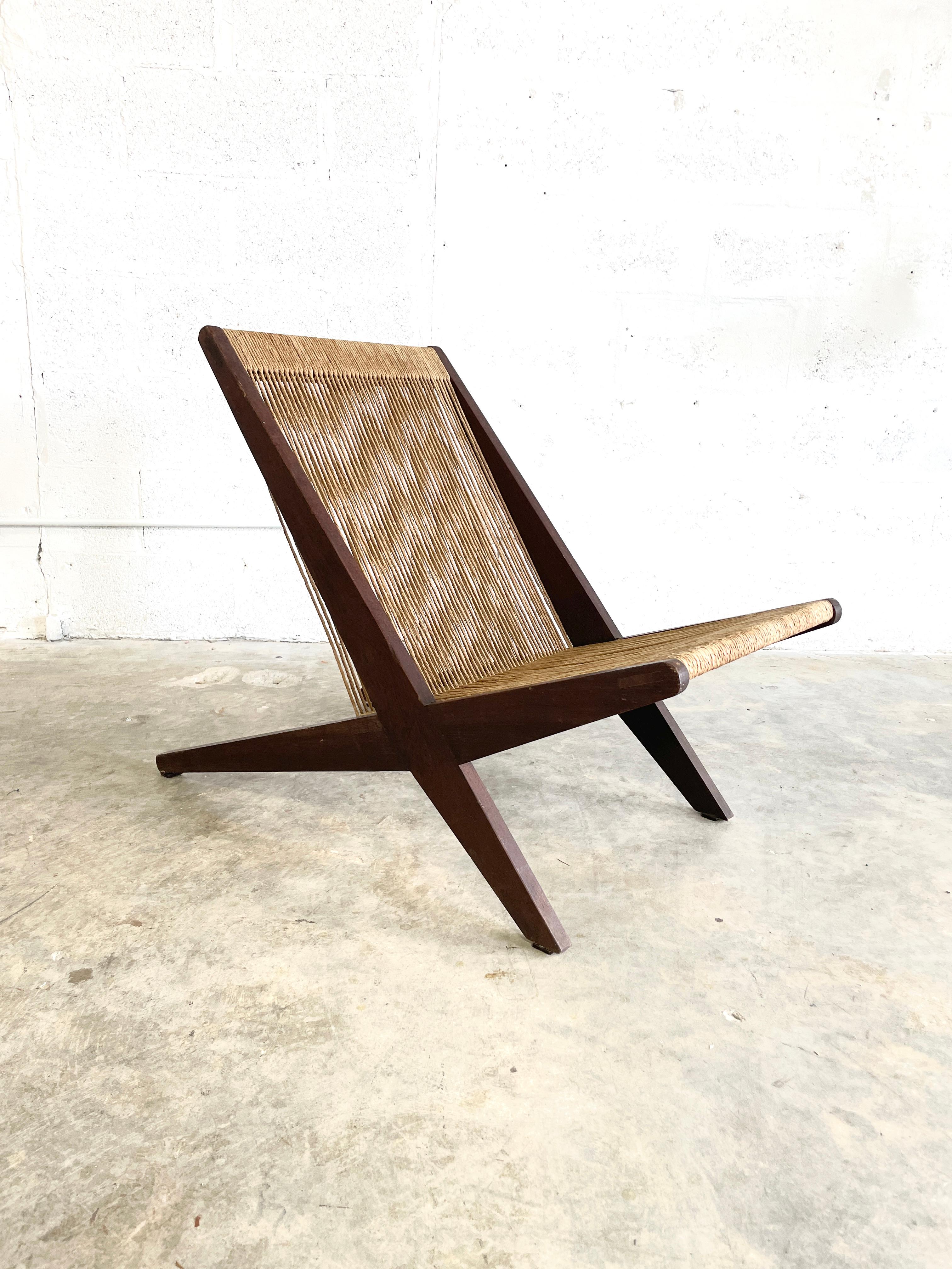 Sedia da salotto o pantofola moderna danese in pino e corda di carta. Design attribuito a Poul Kjaerholm. Legno di pino tinto. Danimarca anni '60.
