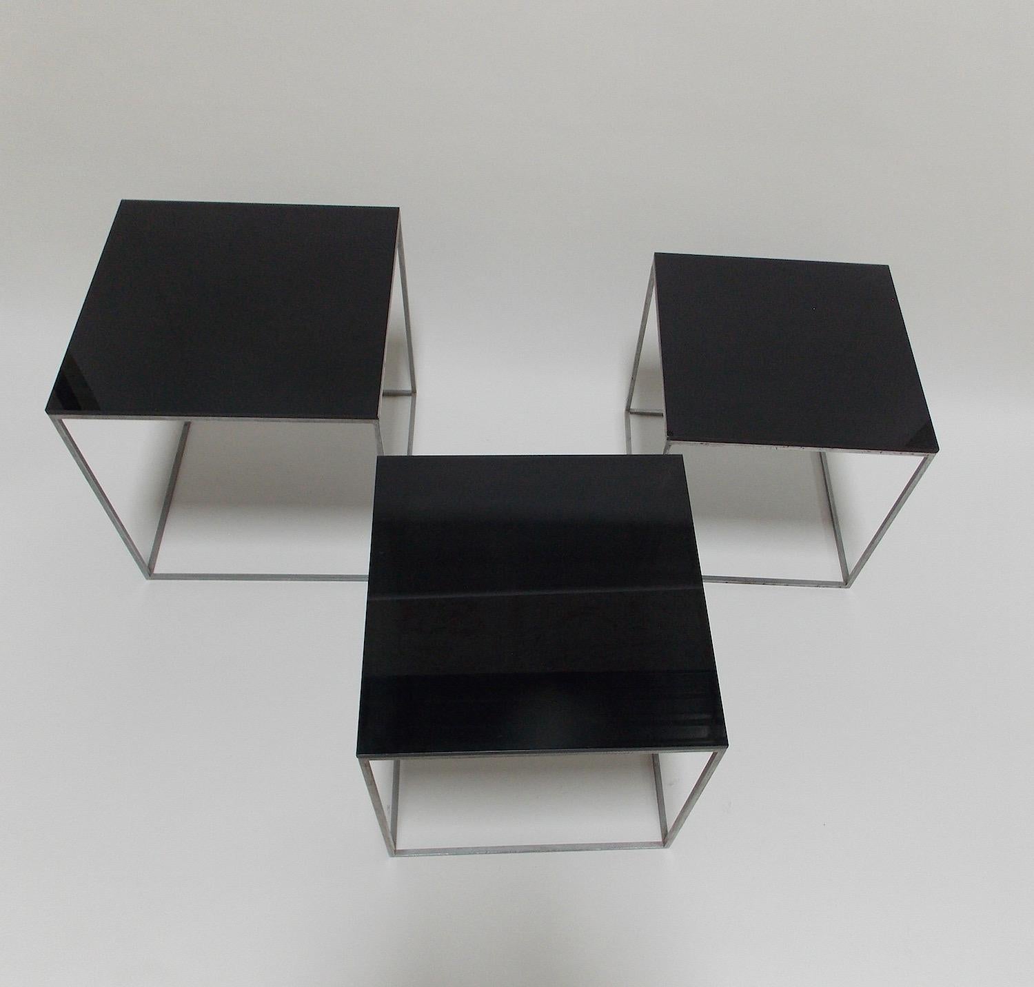 Un ensemble de 3 tables PK71.
Surface originale en acier mat avec des plateaux en acrylique insérés.