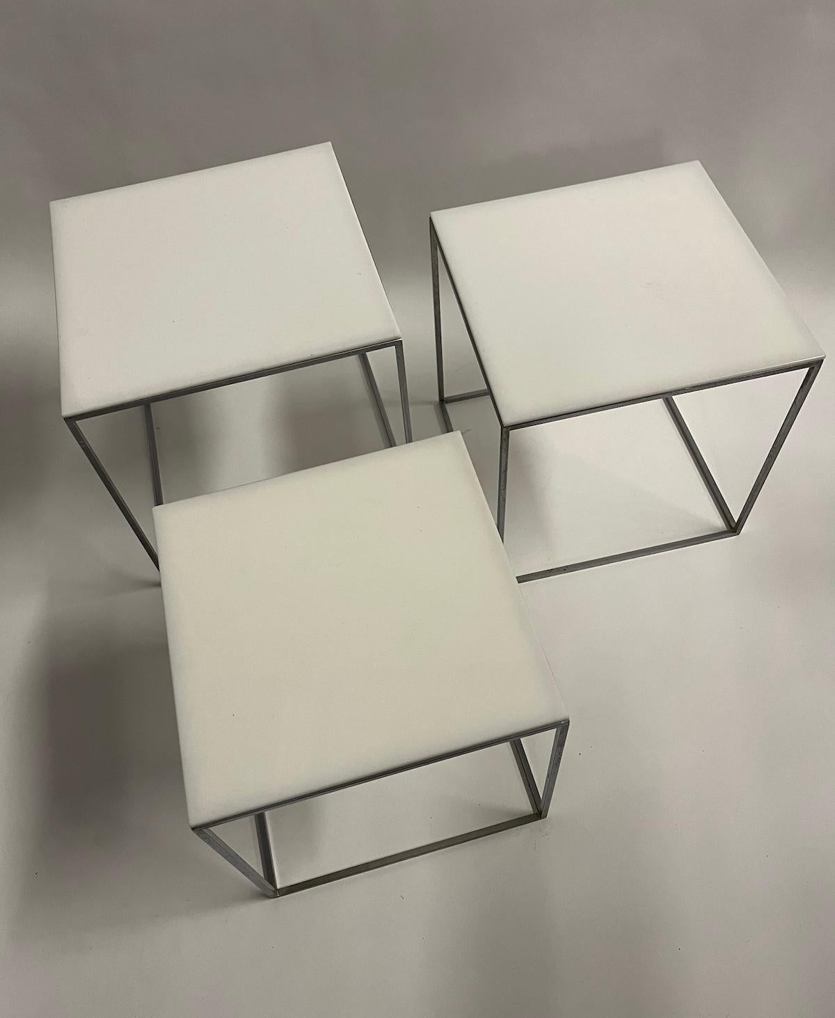 Tables gigognes Poul Kjaerholm
Acier chromé et plastique blanc
E Kold Christensen Fabricant
