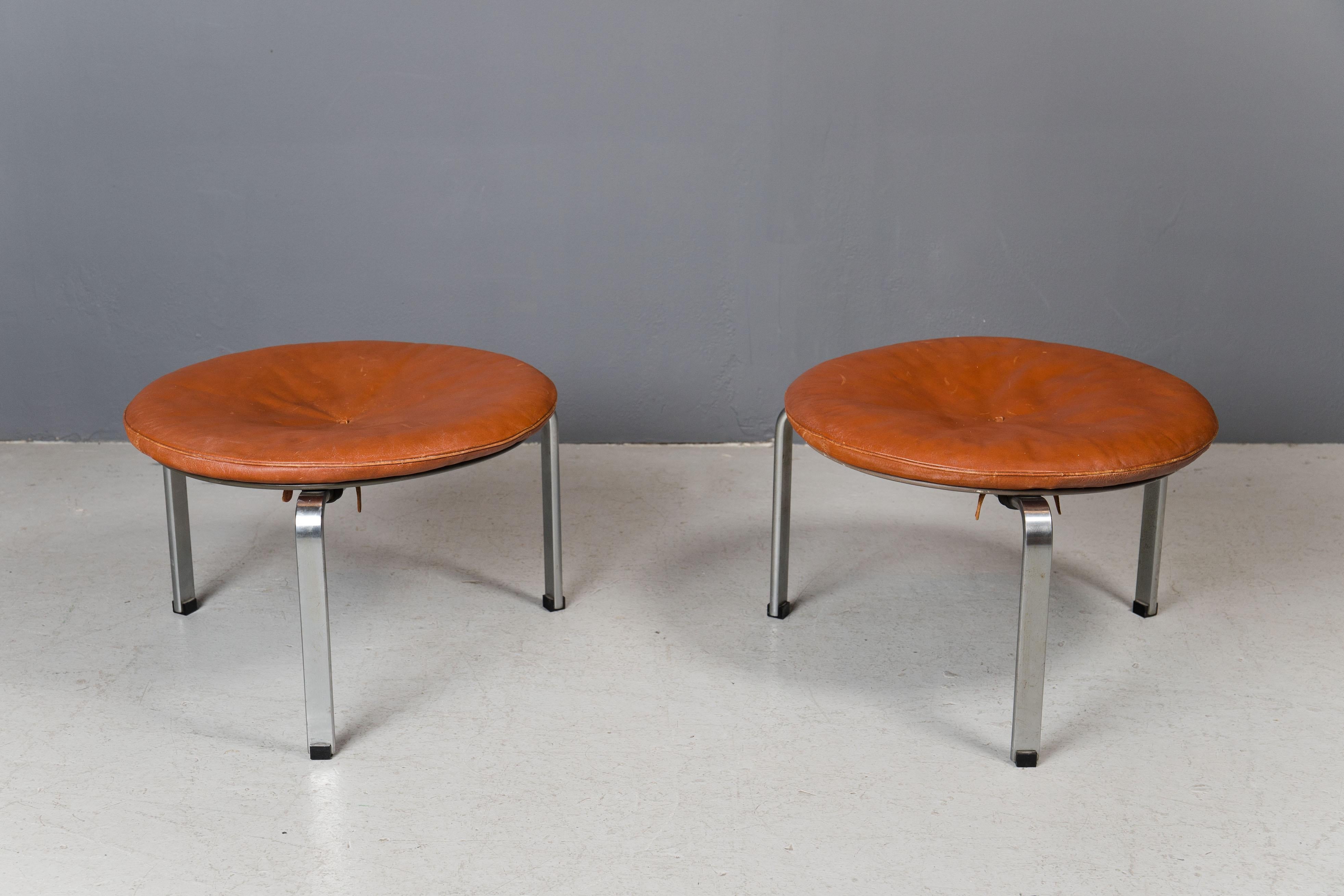 Pair of PK 33 stools in patinated natural leather on chromed steel frame, created by Poul Kjaerholm for E. Kold Christensen, 1950s.