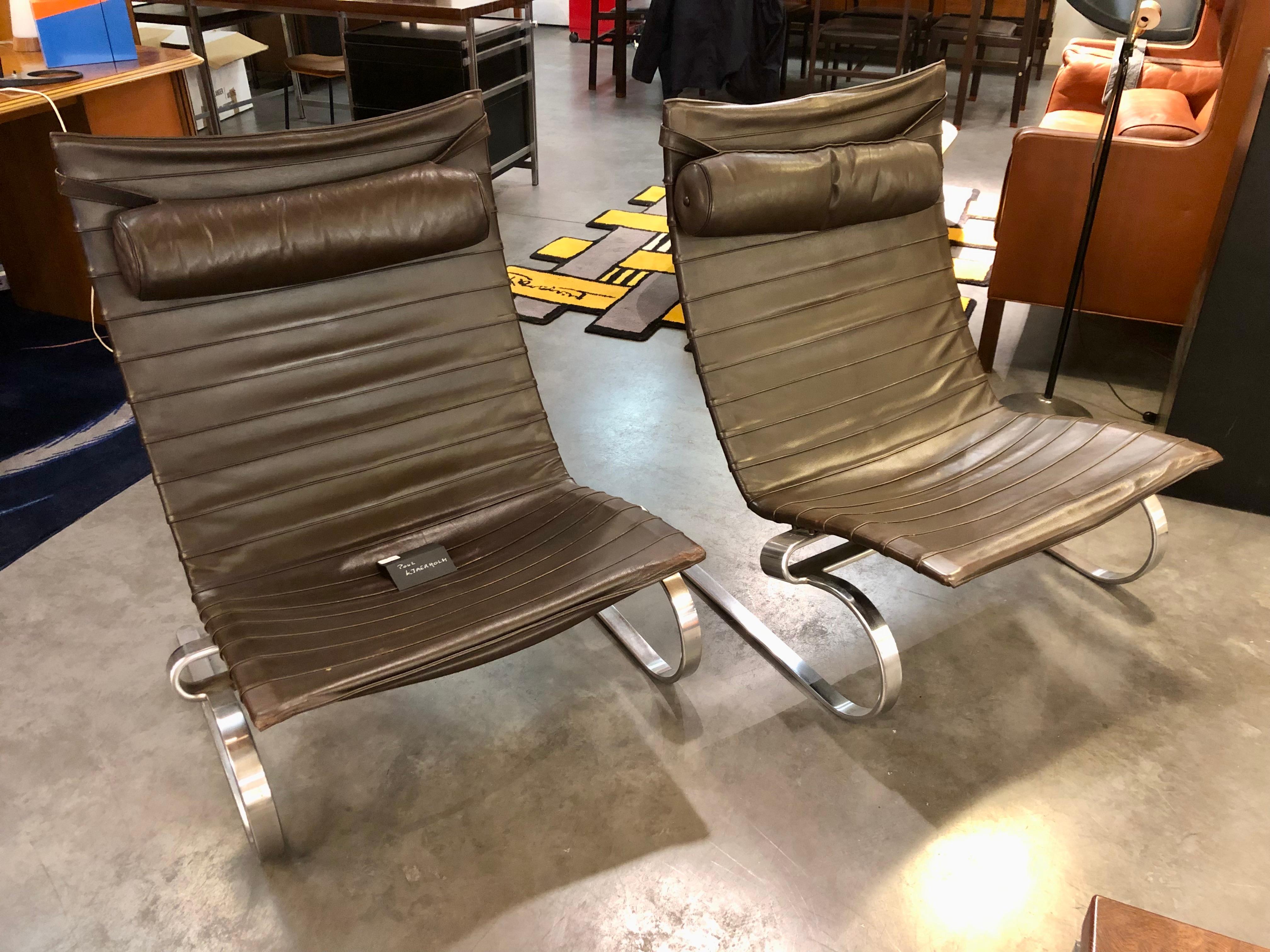 Pair of early pk 20 by Poul Kjaerholm for Kold Kristensen in Brouwn leather and metal.
Stamped with the Kristensen label in the metal structure.
They are in good condition with original leather .
Some nice patina and some small scratches on the