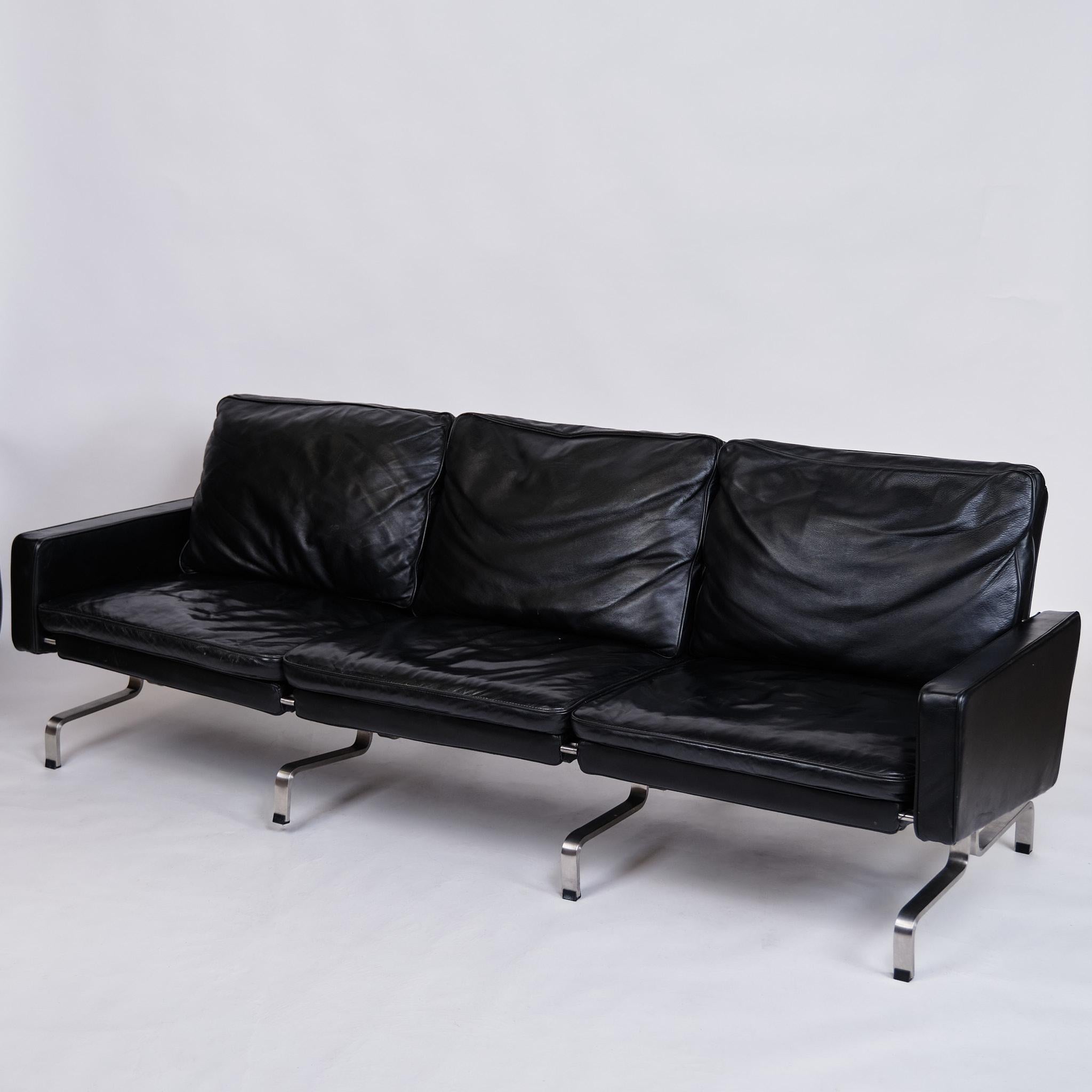 PK31 Sofa von Poul Kjærholm für E. Kold Christensen. 3-Sitzer aus schwarzem Leder mit Stahlgestell. Dänischer Designklassiker aus den 1960er Jahren.

- Designer: Poul Kjærholm
- Produzent: E. Kold Christensen
- Modell: PK31
- Zeitraum: 1960s
-
