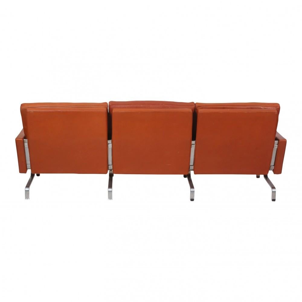 Poul Kjærholm 3.Sitzer PK-31/3 Sofa in original cognacfarbenem Leder aus den 1970er Jahren. Erscheint mit dem Original patiniert Cognac Leder und einige leichte Rost unterhalb des Rahmens.