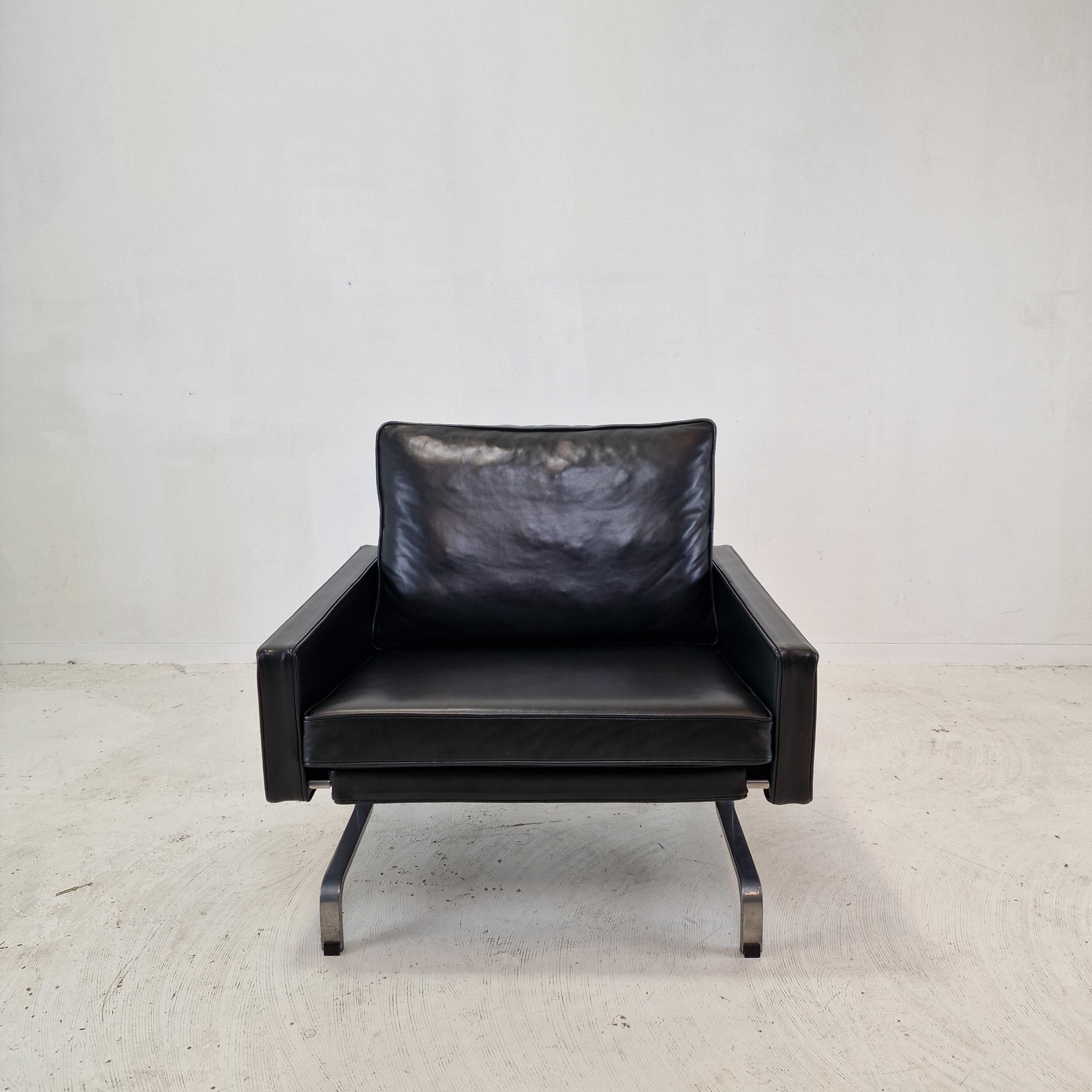 Très beau fauteuil PK31.
Cette superbe chaise a été conçue par Poul Kjærholm pour E. Kold Christensen, au Danemark, dans les années 1950.

Magnifique cuir noir souple de haute qualité avec une belle patine. 
Le cuir a été renouvelé il y a quelques