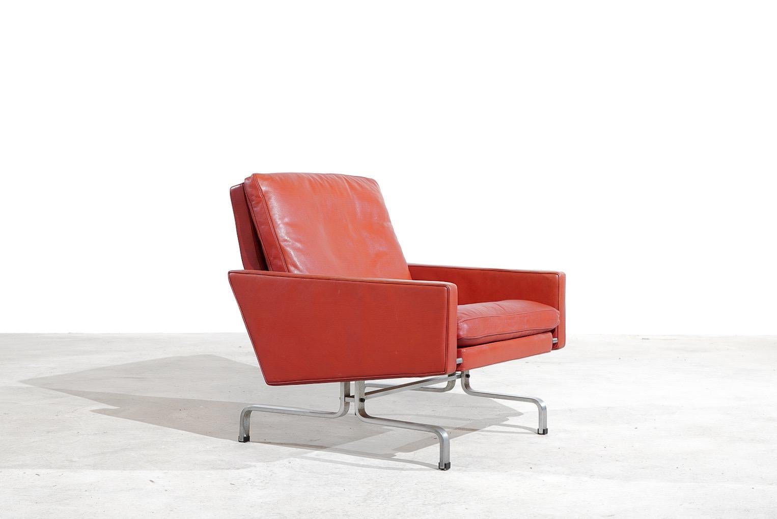 Amazing lounge chair designed by Poul Kjaerholm and manufactured by Ejvind Kold Christensen, Denmark 1957. 

This lounge chair has a very nice original patina and fully original natural leather covers and are in amazing condition, the leather shows