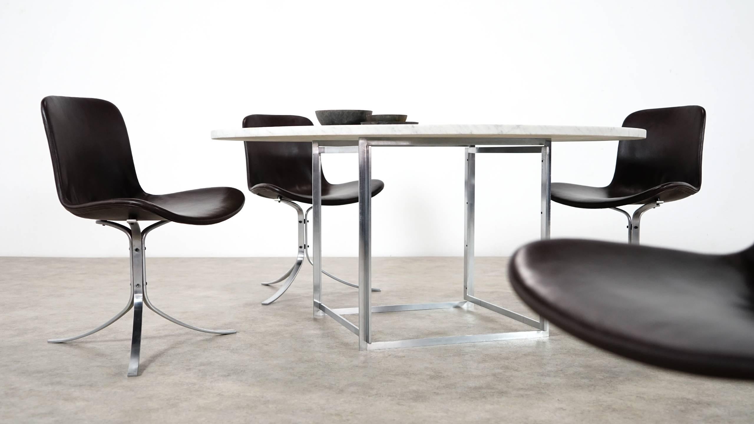 PK-54 dining table, designed by Poul Kjaerholm, 1963 / Edition from 1985 by Fritz Hansen.

Very rare piece of design, diameter 140 cm, 69 cm high...coming with its Fritz Hansen Label.

The original and rough marble top is 2.6cm thick.