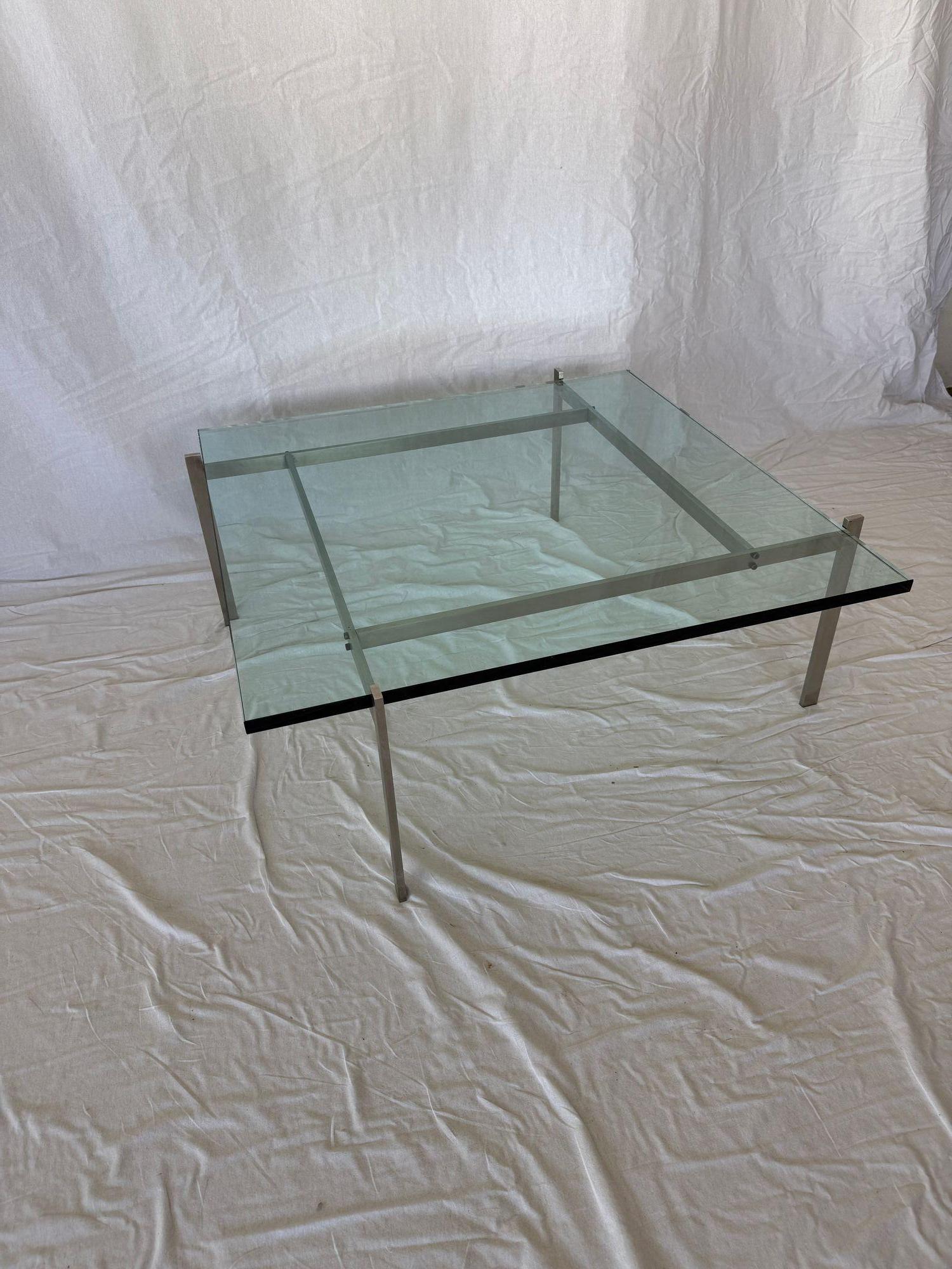 Mesa baja Poul Kjærholm. Producido por Fritz Hansen. Tiene una marca impresa en el metal y una etiqueta de papel (fechada en 2012)